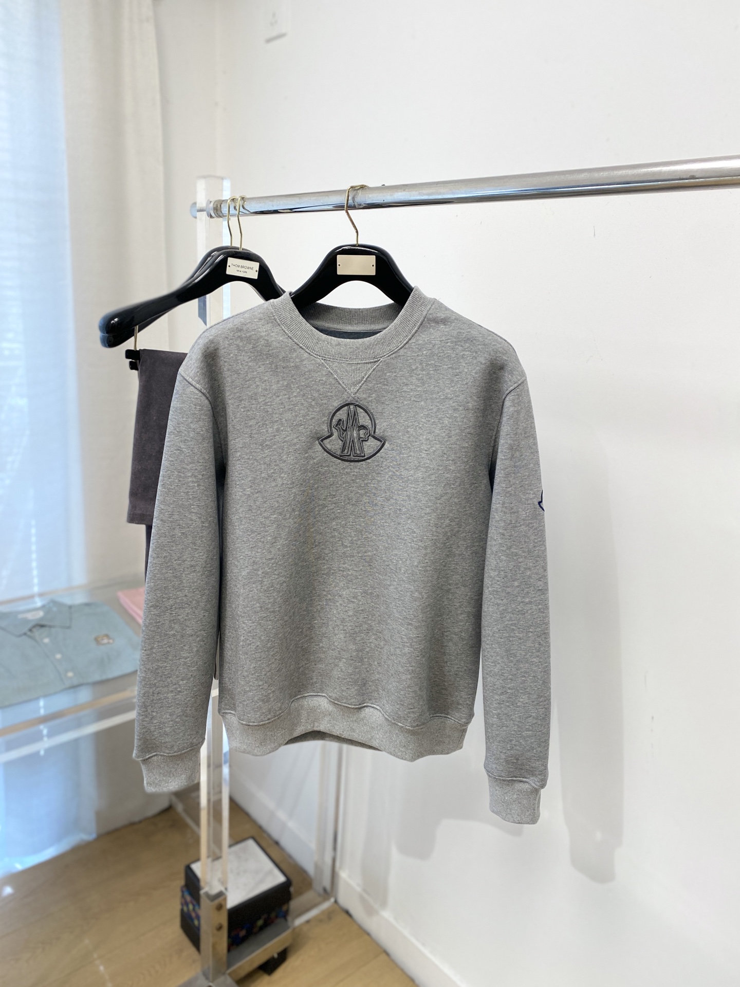 NO:685942,Covered mouth, 2025 new sweatshirt, handsome and fashionable, with exquisite embroidered logo on the chest, simple and versatile. The fabric cotton is not only crisp and maintains the trendy silhouette, but also comfortable to wear, and the yarn is more delicate. Size M-2XL, Moncler, hoodie, sweatshirts,19860909蒙口、2025新品卫衣,帅气时尚,胸口精致刺绣图案logo,简约百搭款.面料棉 不仅挺括,保持潮流的廓形,又穿着舒适,纱织更细腻,码数M-2XL,,Moncler,hoodie,sweatshirts,,Men's clothing