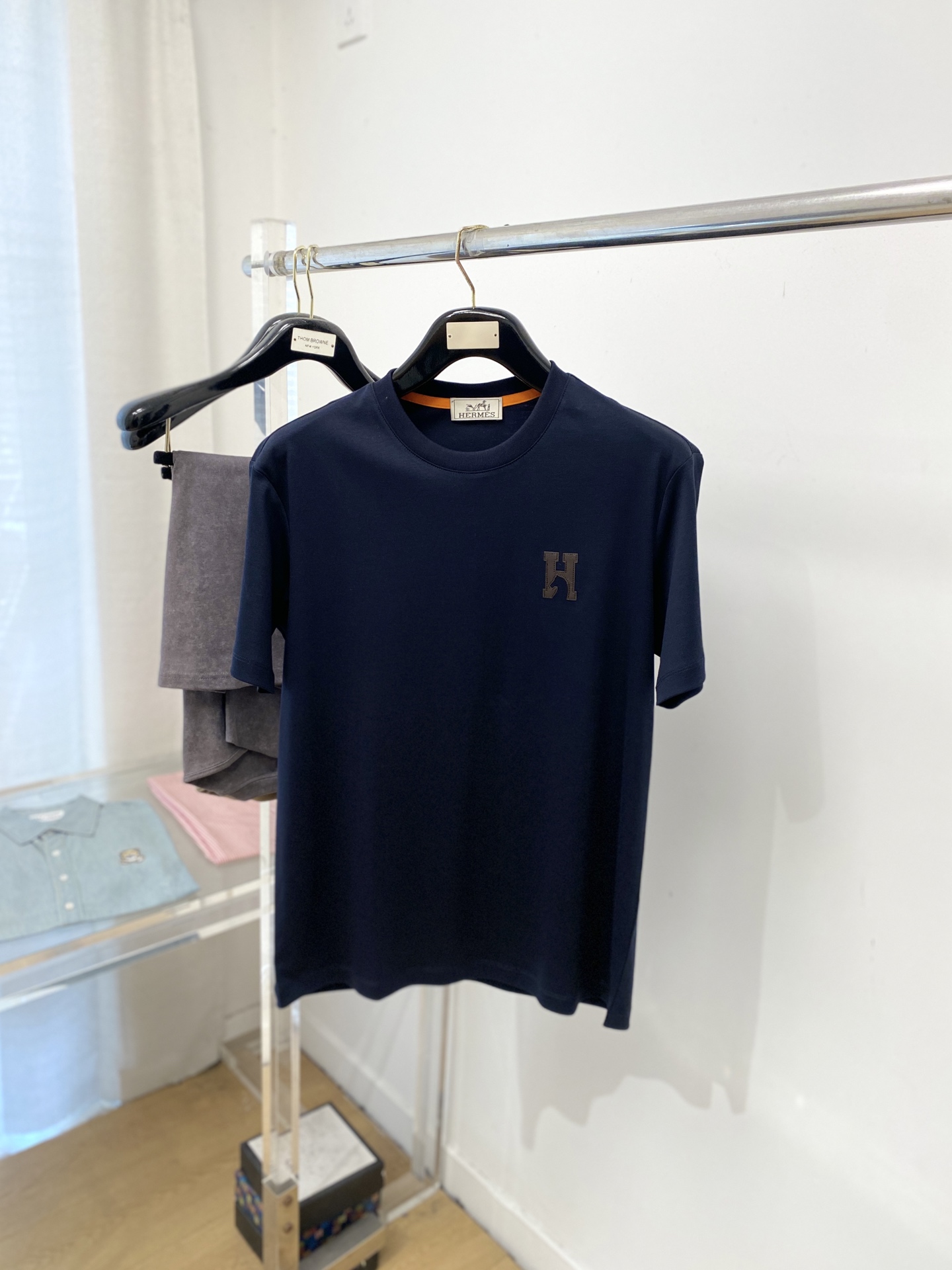 NO:685977,Hermes, 2025 new short-sleeved T-shirt, handsome and fashionable, with letter logo embroidered on the chest, simple and versatile. The fabric cotton is not only crisp and maintains the trendy silhouette, but also comfortable to wear, and the yarn is more delicate. Size M-3XL, hermes, T-shirt, tees, t-shirt,19860909爱马仕、2025新品短袖T恤,帅气时尚,胸前刺绣装饰字母logo,简约百搭款.面料棉 不仅挺括,保持潮流的廓形,又穿着舒适,纱织更细腻,码数M-3XL,,hermes,T-shirt,tees，t-shirt,,Men's clothing