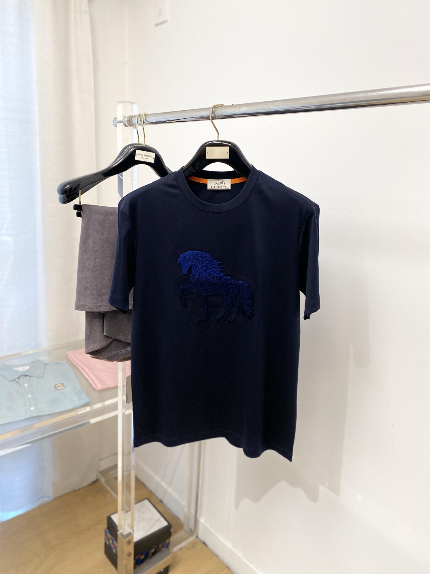 NO:685966,Hermes, 2025 new short-sleeved T-shirt, handsome and fashionable, simple and versatile. Exquisite embroidered logo on the chest. The fabric is cotton. It is not only crisp and maintains the trendy silhouette, but also comfortable to wear. The yarn is more delicate. Size M-3XL, hermes, T-shirt, tees, t-shirt,19860909爱马仕、2025新品短袖T恤,帅气时尚,简约百搭款.胸前精致刺绣图案logo,面料棉 不仅挺括,保持潮流的廓形,又穿着舒适,纱织更细腻,码数M-3XL,,hermes,T-shirt,tees，t-shirt,,Men's clothing