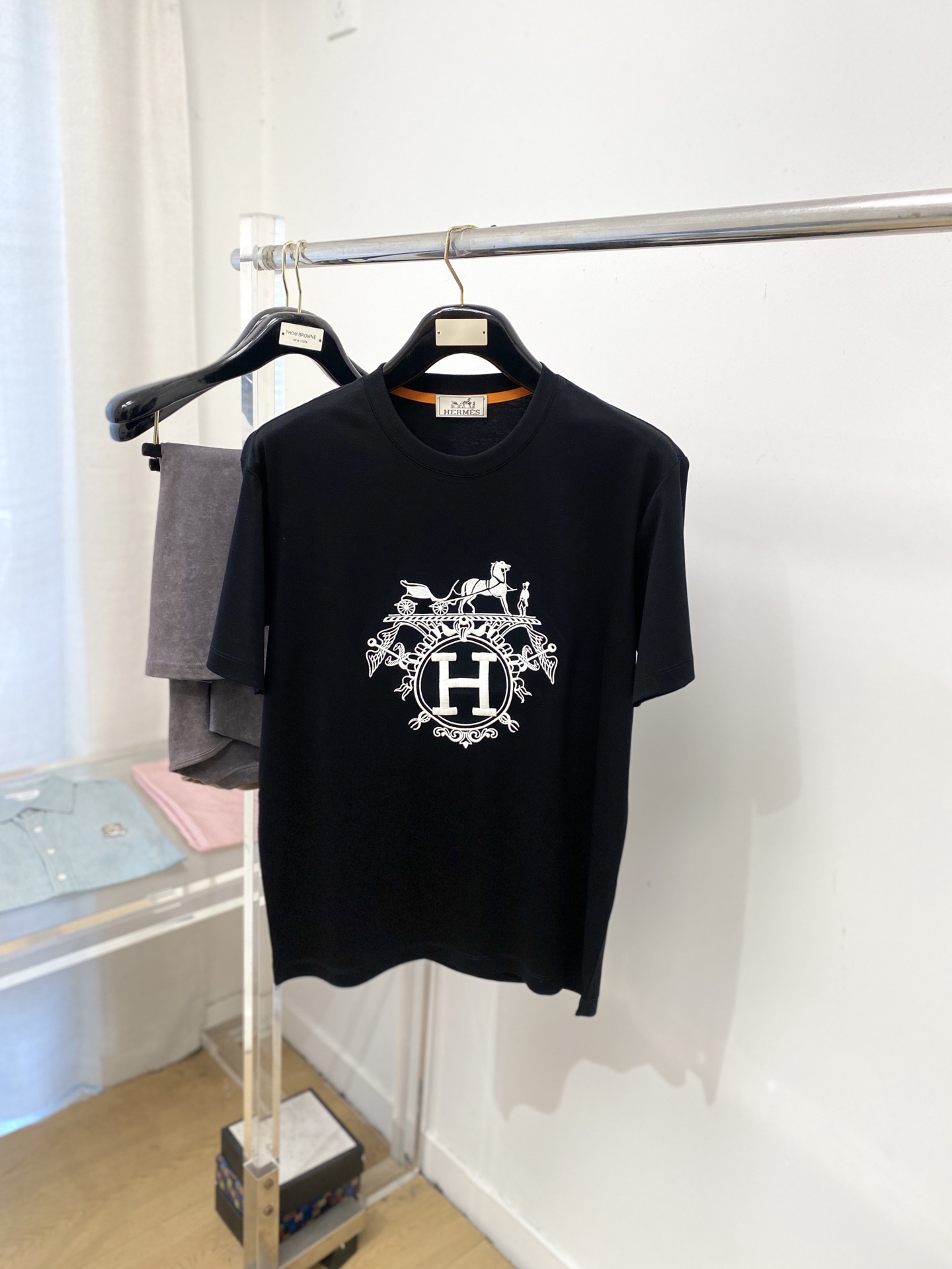 NO:685962,Hermes, 2025 new short-sleeved T-shirt, handsome and fashionable, simple and versatile. Exquisitely embroidered letter logo on the chest. The fabric is cotton. It is not only crisp and maintains the trendy silhouette, but also comfortable to wear. The yarn is more delicate. Size M-3XL, hermes, T-shirt, tees, t-shirt,19860909爱马仕、2025新品短袖T恤,帅气时尚,简约百搭款.胸前精致刺绣图案字母logo,面料棉 不仅挺括,保持潮流的廓形,又穿着舒适,纱织更细腻,码数M-3XL,,hermes,T-shirt,tees，t-shirt,,Men's clothing