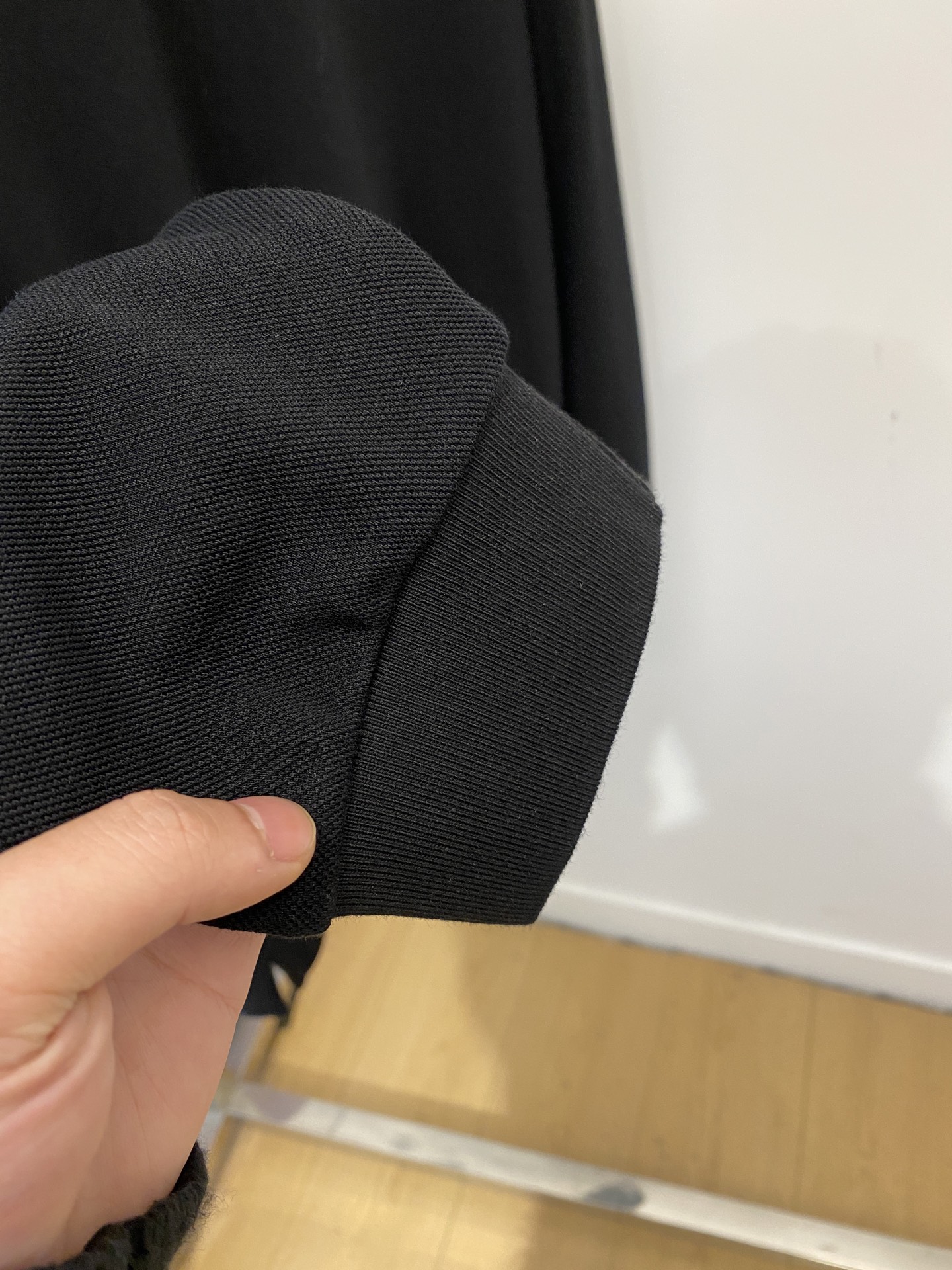 支持年后退换！ ￼杰尼亚、2025新品长袖，时尚帅气，简约百搭款，胸前顶级凹凸印胶字母logo，定制原版