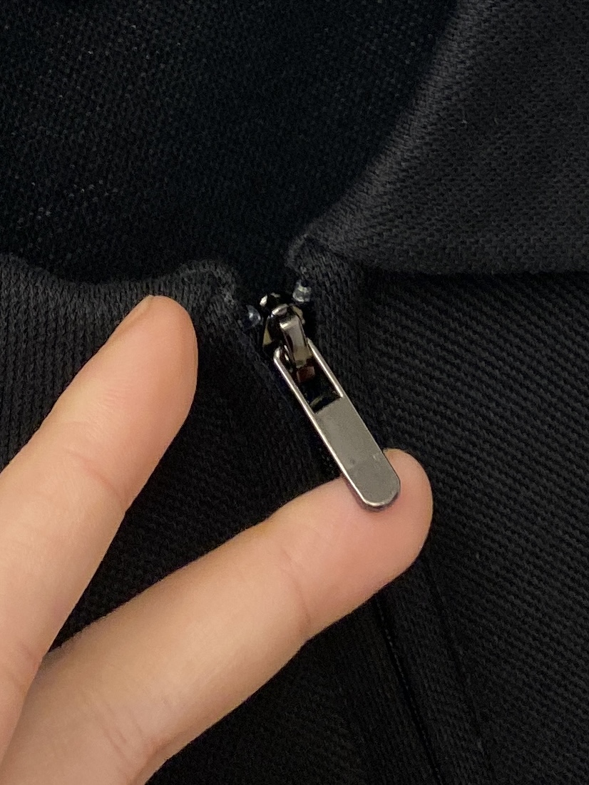 支持年后退换！ ￼杰尼亚、2025新品长袖，时尚帅气，简约百搭款，胸前顶级凹凸印胶字母logo，定制原版