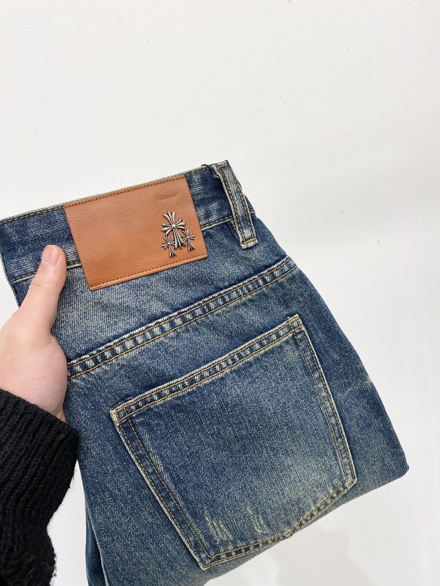 NO:685960,Chrome hearts, 2025 latest products, available at counters simultaneously, original goods, washed casual jeans, imported original washed stretch fabrics, comfortable and elastic, original hardware accessories decorated with logo, super correct version, extremely high grade, counter quality, fashionable and stylish upper body, code number 28-40,, chrome hearts, jeans,19860909克罗心、2025最新品,专柜同步有售,原单狠货,水洗休闲牛仔裤,进口原版水洗弹力面料,舒适有弹性,原版五金辅料装饰logo,版型超正,档次极高,专柜品质,上身时尚有型,码数28-40,,chrome hearts,jeans,,Men's clothing