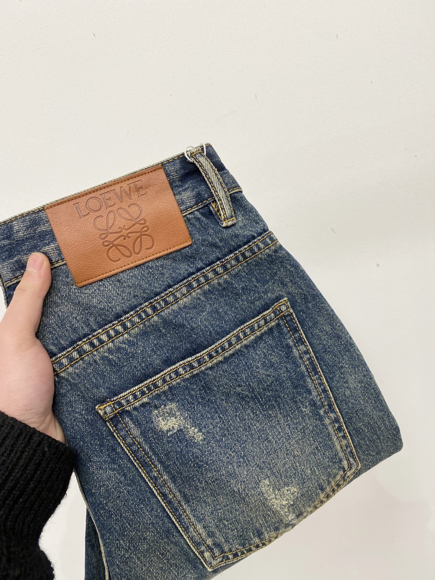 NO:686000,Loewe, 2025 latest products, available at counters at the same time, original goods, washed casual jeans, imported original washed stretch fabrics, comfortable and elastic, original hardware accessories decorated with logo, super correct version, extremely high grade, counter quality, fashionable and stylish upper body, code number 28-40,, loewe, jeans,19860909罗意威、2025最新品,专柜同步有售,原单狠货,水洗休闲牛仔裤,进口原版水洗弹力面料,舒适有弹性,原版五金辅料装饰logo,版型超正,档次极高,专柜品质,上身时尚有型,码数28-40,,loewe,jeans,,Men's clothing