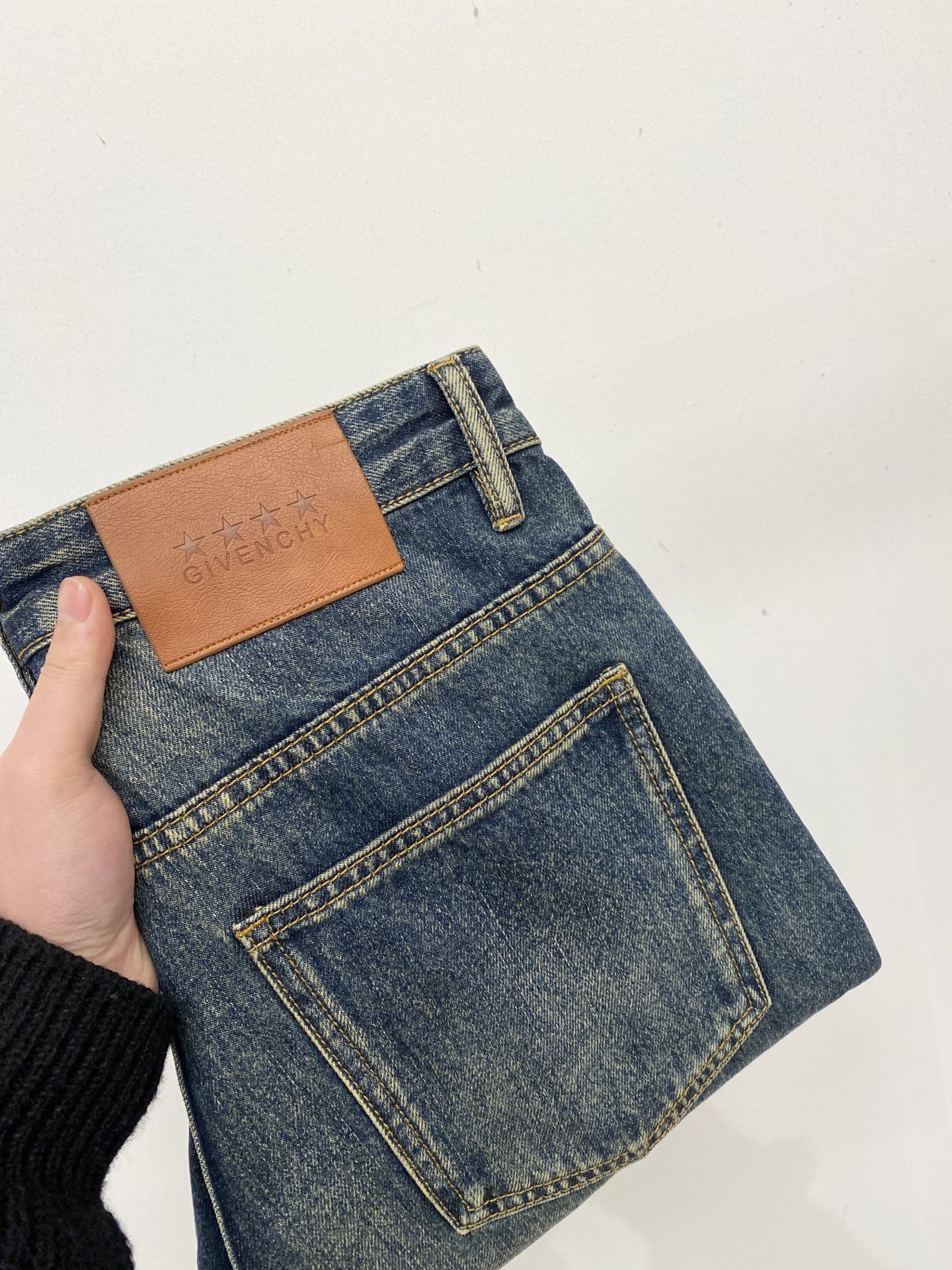 NO:685995,Givenchy, 2025 latest products, available at counters simultaneously, original goods, washed casual jeans, imported original washed stretch fabrics, comfortable and elastic, original hardware accessories decorated with logo, super correct version, extremely high grade, counter quality, fashionable and stylish upper body, code number 28-40,,givenchy,jeans,19860909纪梵希、2025最新品,专柜同步有售,原单狠货,水洗休闲牛仔裤,进口原版水洗弹力面料,舒适有弹性,原版五金辅料装饰logo,版型超正,档次极高,专柜品质,上身时尚有型,码数28-40,,givenchy,jeans,,Men's clothing