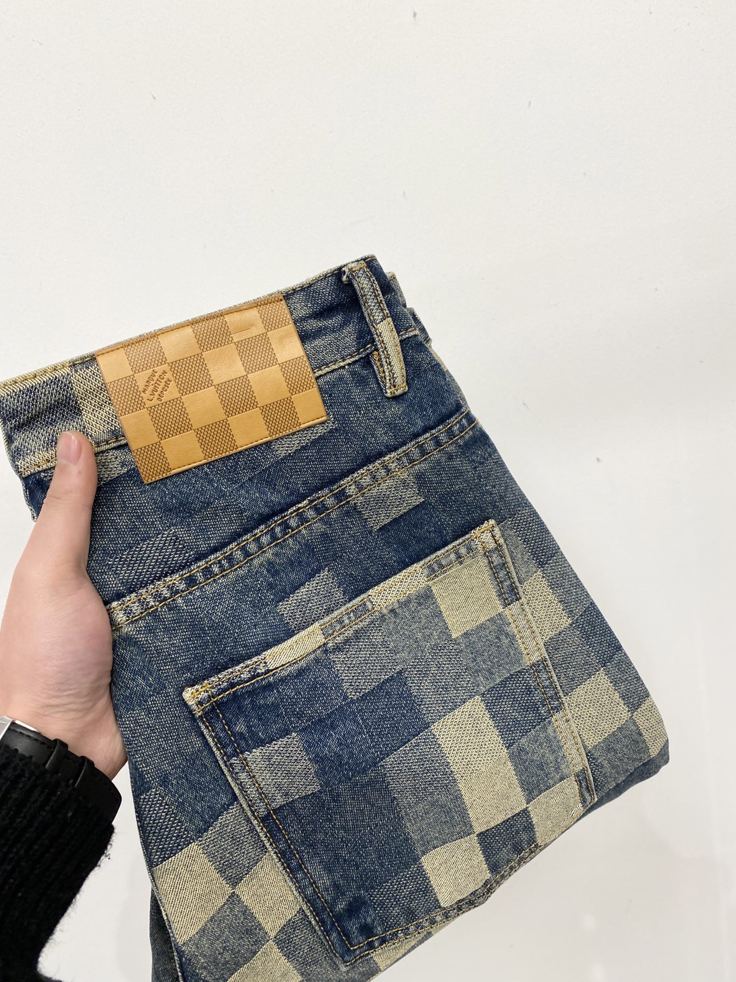 NO:685990,LV, 2025 latest products, available at the counter simultaneously, original goods, washed casual jeans, imported original washed stretch fabric, comfortable and elastic, original hardware accessories decorated with logo, super correct version, extremely high grade, counter quality, fashionable and stylish upper body, code number 28-40,, louis vuitton, jeans,19860909LV、2025最新品,专柜同步有售,原单狠货,水洗休闲牛仔裤,进口原版水洗弹力面料,舒适有弹性,原版五金辅料装饰logo,版型超正,档次极高,专柜品质,上身时尚有型,码数28-40,,louis vuitton,jeans,,Men's clothing