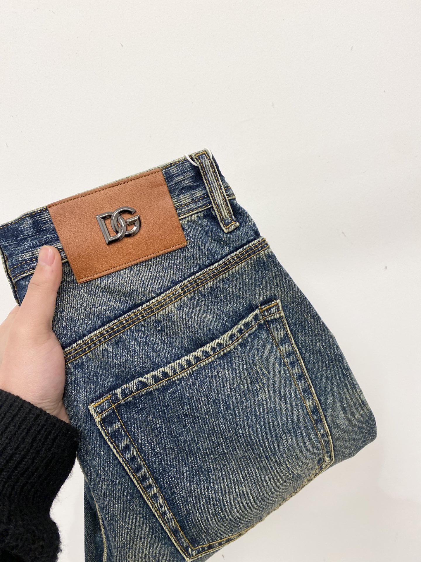 NO:685985,DG, 2025 latest products, available at counters at the same time, original goods, washed casual jeans, imported original washed stretch fabrics, comfortable and elastic, original hardware accessories decorated with logo, super correct version, extremely high grade, counter quality, fashionable and stylish upper body, code number 28-40,,jeans,19860909DG、2025最新品,专柜同步有售,原单狠货,水洗休闲牛仔裤,进口原版水洗弹力面料,舒适有弹性,原版五金辅料装饰logo,版型超正,档次极高,专柜品质,上身时尚有型,码数28-40,,jeans,,Men's clothing