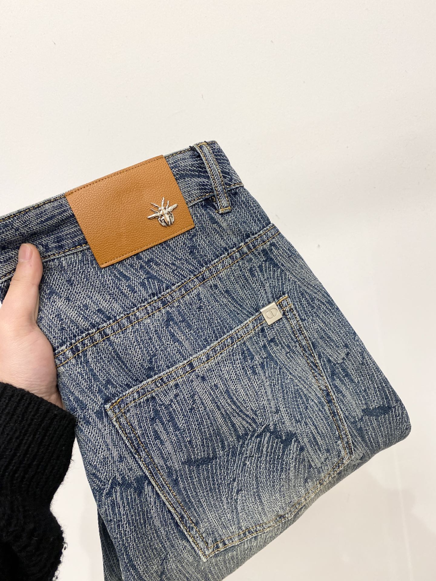 NO:685975,Dior, 2025 latest products, available at counters simultaneously, original goods, washed casual jeans, imported original washed stretch fabrics, comfortable and elastic, original hardware accessories decorated with logo, super correct version, extremely high grade, counter quality, fashionable and stylish upper body, code number 28-40,, dior, jeans,19860909迪奥、2025最新品,专柜同步有售,原单狠货,水洗休闲牛仔裤,进口原版水洗弹力面料,舒适有弹性,原版五金辅料装饰logo,版型超正,档次极高,专柜品质,上身时尚有型,码数28-40,,dior,jeans,,Men's clothing