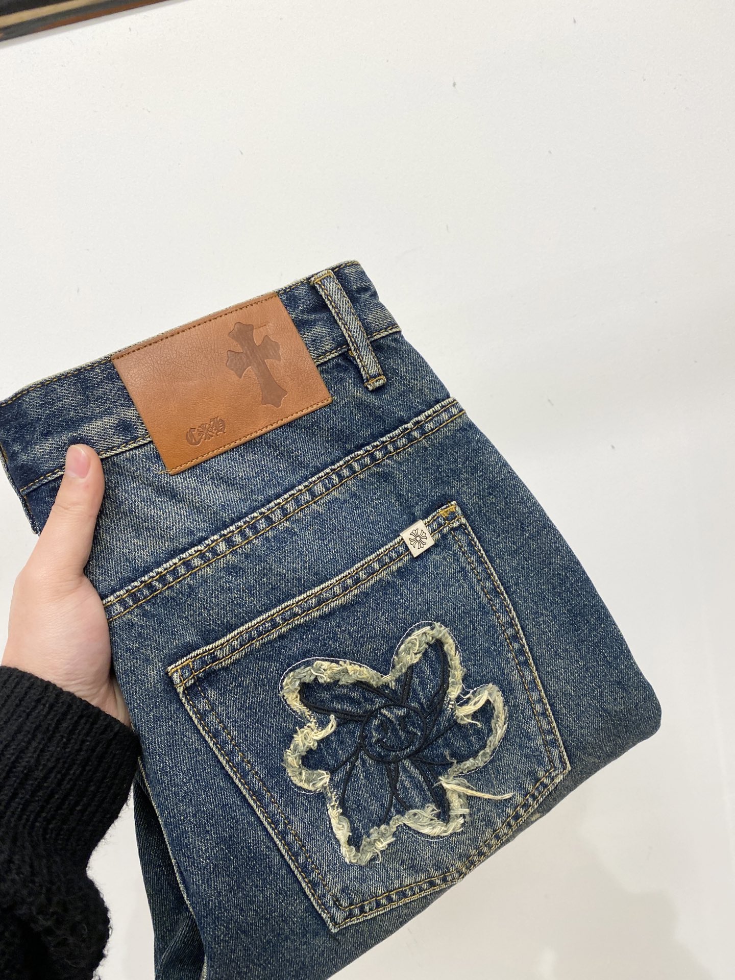 NO:685970,Chrome hearts, 2025 latest products, available at counters simultaneously, original goods, washed casual jeans, imported original washed stretch fabrics, comfortable and elastic, original hardware accessories decorated with logo, super correct version, extremely high grade, counter quality, fashionable and stylish upper body, code number 28-40,, chrome hearts, jeans,19860909克罗心、2025最新品,专柜同步有售,原单狠货,水洗休闲牛仔裤,进口原版水洗弹力面料,舒适有弹性,原版五金辅料装饰logo,版型超正,档次极高,专柜品质,上身时尚有型,码数28-40,,chrome hearts,jeans,,Men's clothing