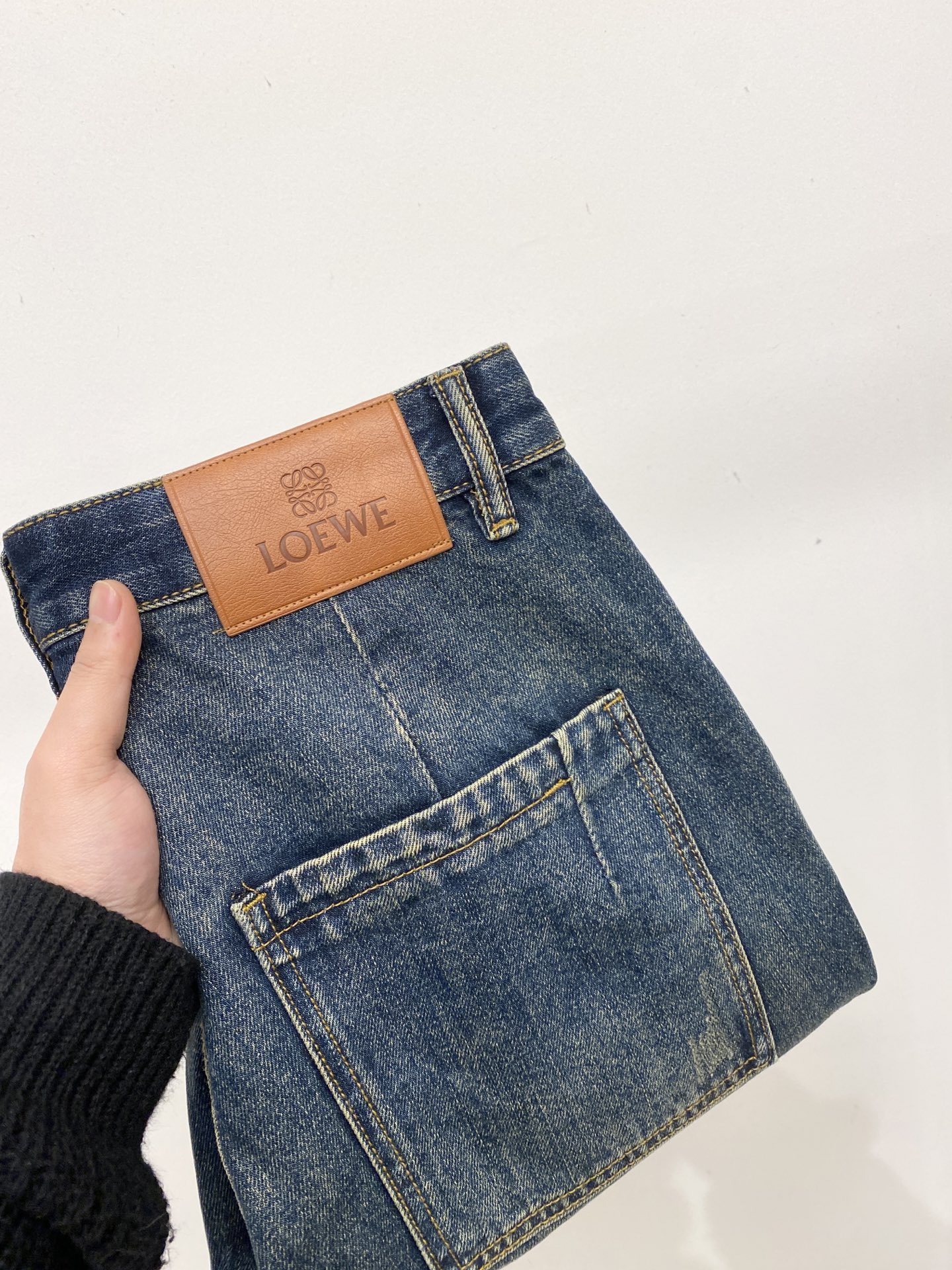 NO:685965,Loewe, 2025 latest products, available at counters at the same time, original goods, washed casual jeans, imported original washed stretch fabrics, comfortable and elastic, original hardware accessories decorated with logo, super correct version, extremely high grade, counter quality, fashionable and stylish upper body, code number 28-40,, loewe, jeans,19860909罗意威、2025最新品,专柜同步有售,原单狠货,水洗休闲牛仔裤,进口原版水洗弹力面料,舒适有弹性,原版五金辅料装饰logo,版型超正,档次极高,专柜品质,上身时尚有型,码数28-40,,loewe,jeans,,Men's clothing