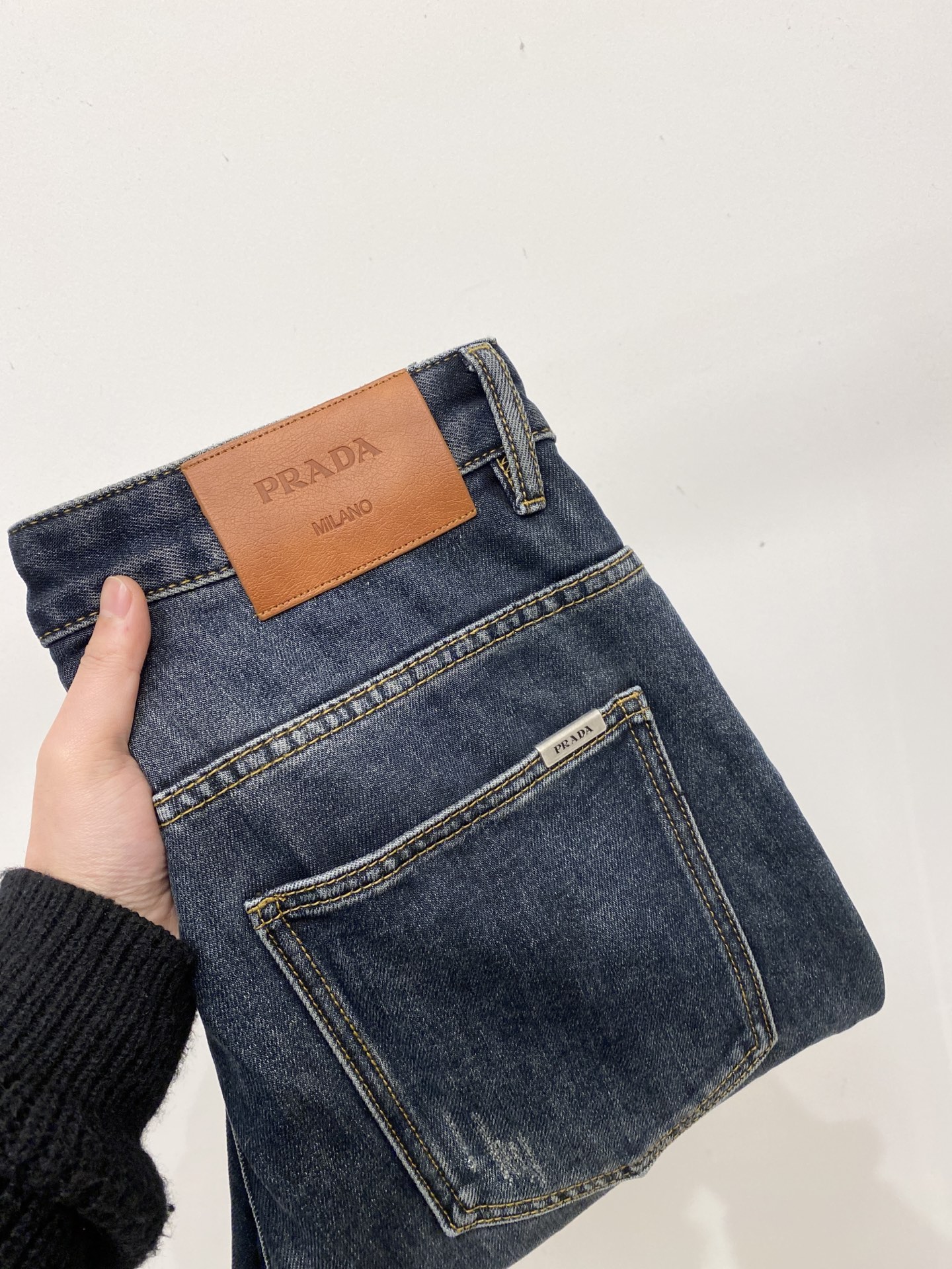 NO:685961,Prada, 2025 latest products, available at counters at the same time, original goods, washed casual jeans, imported original washed stretch fabrics, comfortable and elastic, original hardware accessories decorated with logo, super correct version, extremely high grade, counter quality, fashionable and stylish upper body, code number 28-40,, prada, jeans,19860909普拉达、2025最新品,专柜同步有售,原单狠货,水洗休闲牛仔裤,进口原版水洗弹力面料,舒适有弹性,原版五金辅料装饰logo,版型超正,档次极高,专柜品质,上身时尚有型,码数28-40,,prada,jeans,,Men's clothing