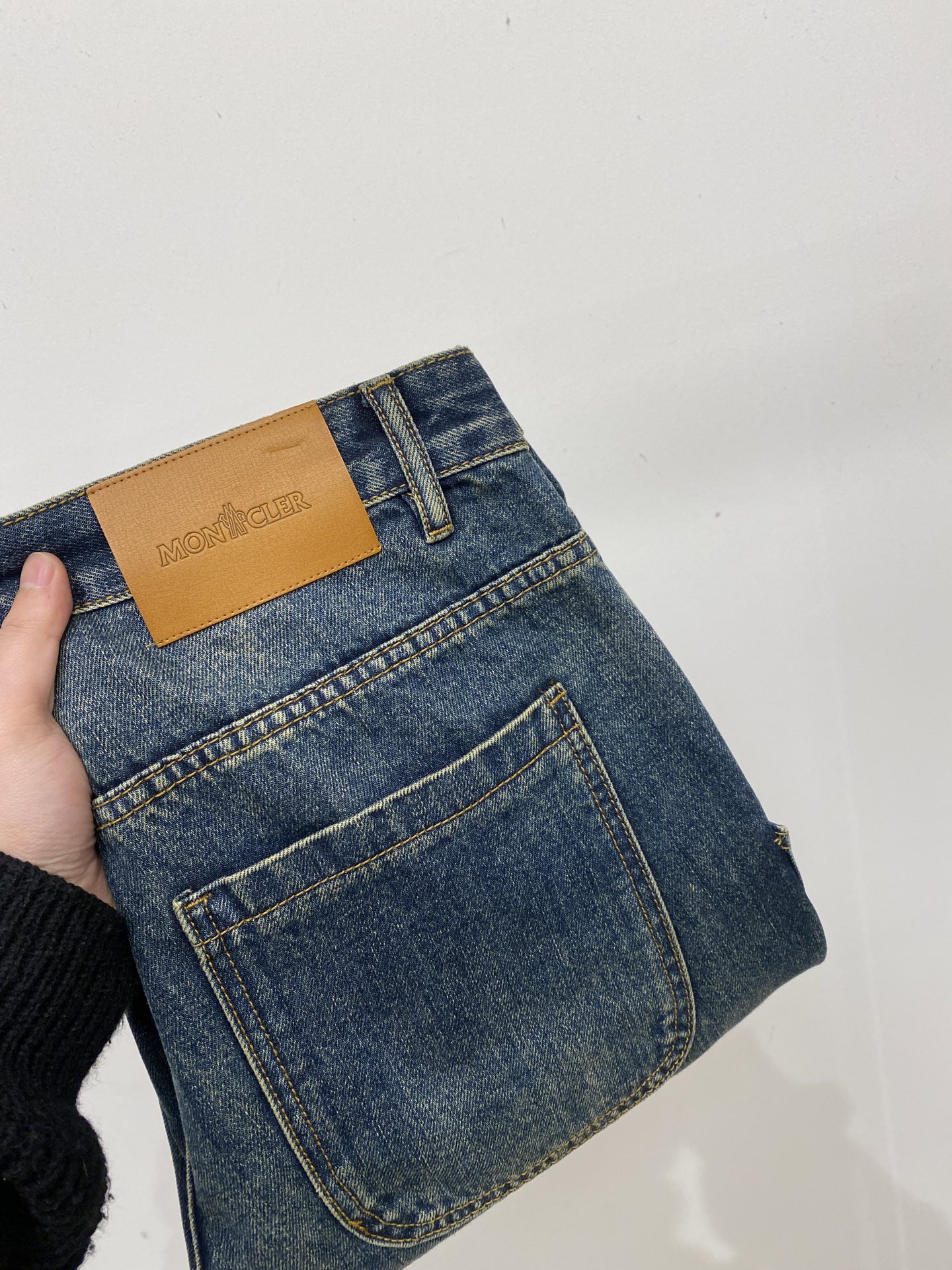 NO:685959,Moncler, 2025 latest products, available at counters simultaneously, original goods, washed casual jeans, imported original washed stretch fabric, comfortable and elastic, original hardware accessories decorated with logo, super correct version, extremely high grade, counter quality, fashionable and stylish upper body, size 28-40,,Moncler,jeans,19860909蒙口、2025最新品,专柜同步有售,原单狠货,水洗休闲牛仔裤,进口原版水洗弹力面料,舒适有弹性,原版五金辅料装饰logo,版型超正,档次极高,专柜品质,上身时尚有型,码数28-40,,Moncler,jeans,,Men's clothing