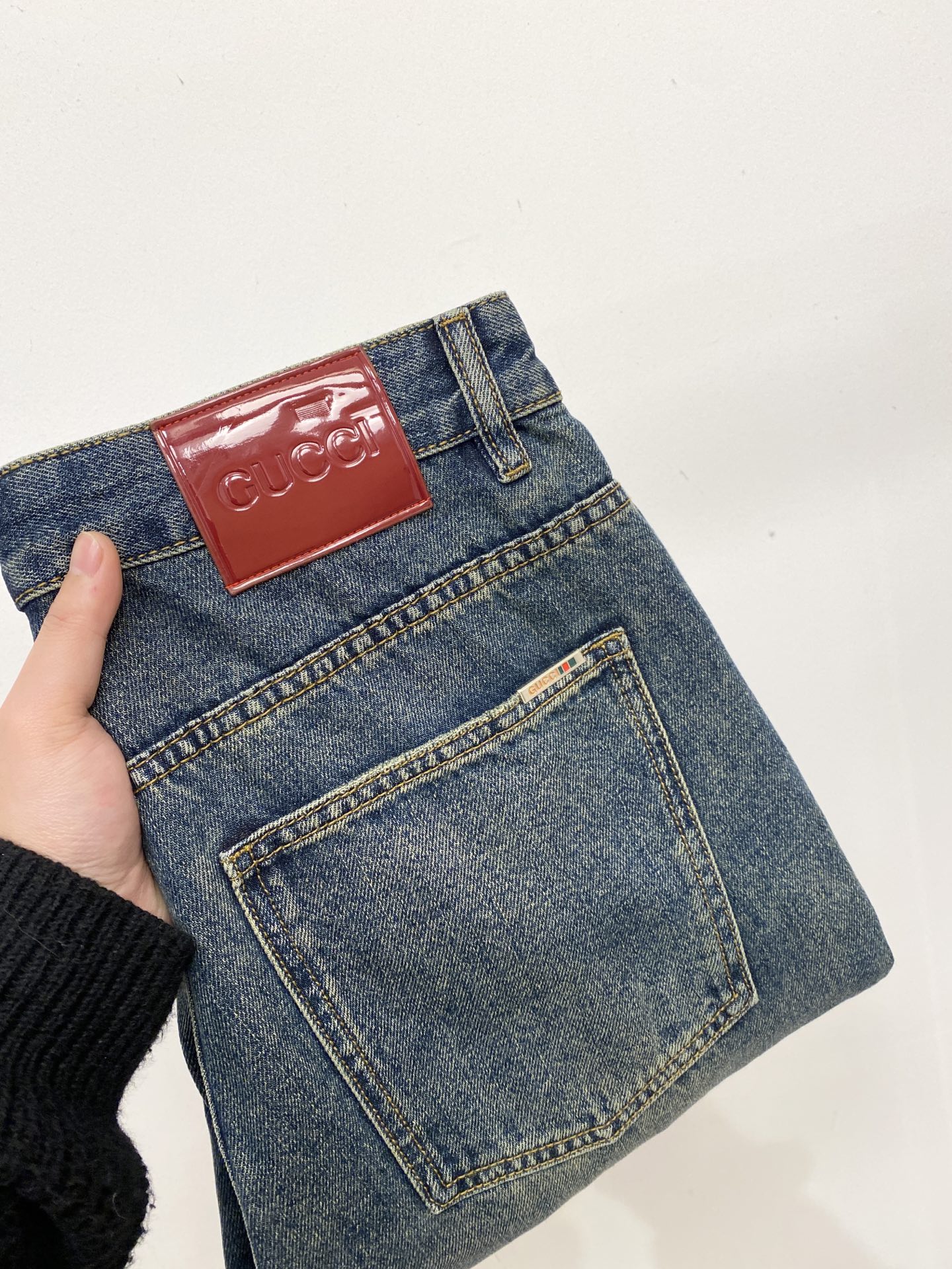 NO:685952,Gucci, 2025 latest products, available at counters at the same time, original goods, washed casual jeans, imported original washed stretch fabrics, comfortable and elastic, original hardware accessories decorated with logo, super correct version, extremely high grade, counter quality, fashionable and stylish upper body, code number 28-40,,jeans,19860909古奇、2025最新品,专柜同步有售,原单狠货,水洗休闲牛仔裤,进口原版水洗弹力面料,舒适有弹性,原版五金辅料装饰logo,版型超正,档次极高,专柜品质,上身时尚有型,码数28-40,,jeans,,Men's clothing