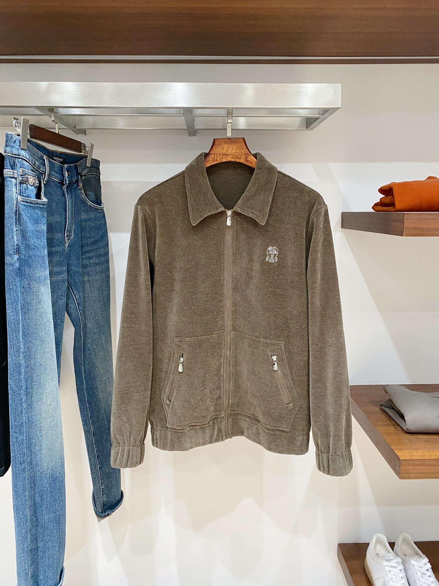 NO:684813,Brunello Cucinelli, 2025 new jacket, fashionable and handsome, exquisite embroidered logo pattern on the chest, simple and versatile, customized original fabric, not only stiff and keeping the trendy silhouette, but also comfortable to wear, the yarn is more delicate, size M-2XL, buy now,, brunello cucinelli, jackets & coats,jackets & coats,19860909Brunello Cucinelli、2025新品夹克外套,时尚帅气,胸前精致刺绣图案logo,简约百搭款,定制原版面料,不仅挺括,保持潮流的廓形,又穿着舒适,纱织更细腻,码数M-2XL  立即抢购,,brunello cucinelli,jackets & coats,jackets & coats,,Men's clothing