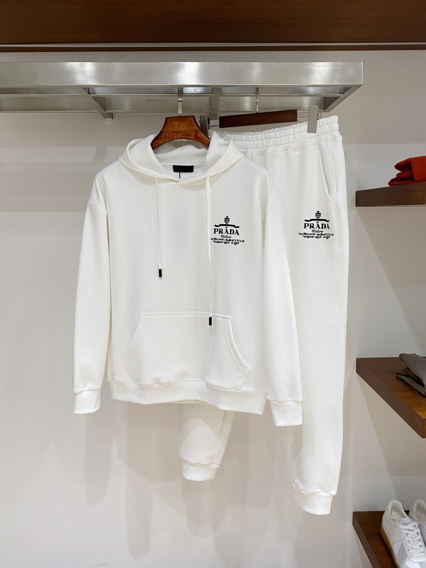 NO:684774,Prada, the latest product in 2025, fashionable casual suit, made of top-quality original fabrics, comfortable to wear, very good hygroscopicity and breathability, and super high color fastness!  It looks great whether worn inside or outside. Size M-2XL. Buy now, prada,19860909普拉达、2025最新品,时尚休闲套装,顶级原版面料打造,穿着舒适,吸湿性透气性都非常良好,色牢度超高！无论内搭还是外穿都非常出彩码数M-2XL 立即抢购,,prada,,Men's clothing