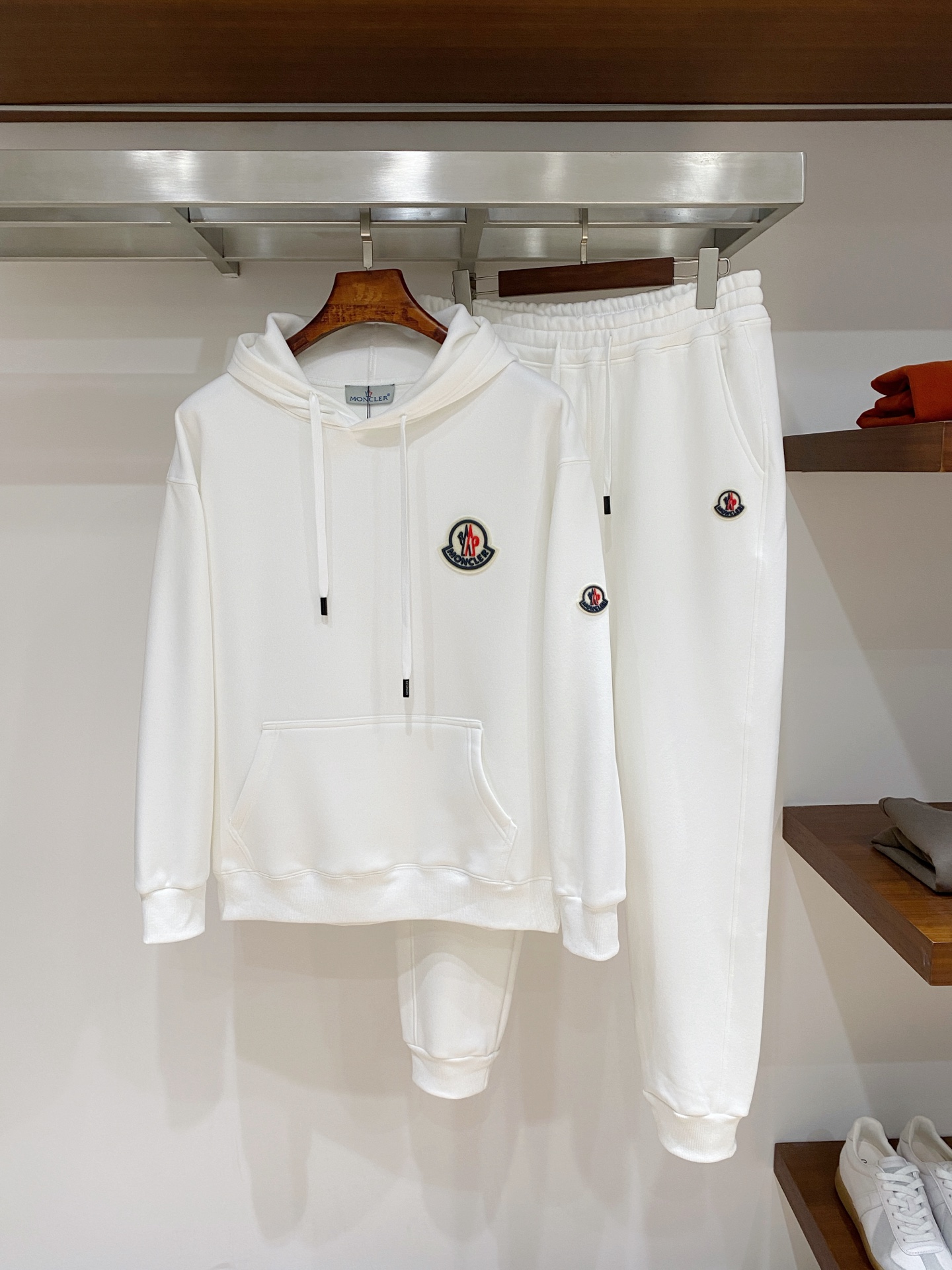 NO:684775,Mouth cover, the latest product in 2025, fashionable casual suit, made of top-quality original fabrics, comfortable to wear, very good hygroscopicity and breathability, and super high color fastness!  It looks great whether worn inside or outside. Size S-2XL. Buy now, Moncler,19860909蒙口、2025最新品,时尚休闲套装,顶级原版面料打造,穿着舒适,吸湿性透气性都非常良好,色牢度超高！无论内搭还是外穿都非常出彩码数S-2XL 立即抢购,,Moncler,,Men's clothing