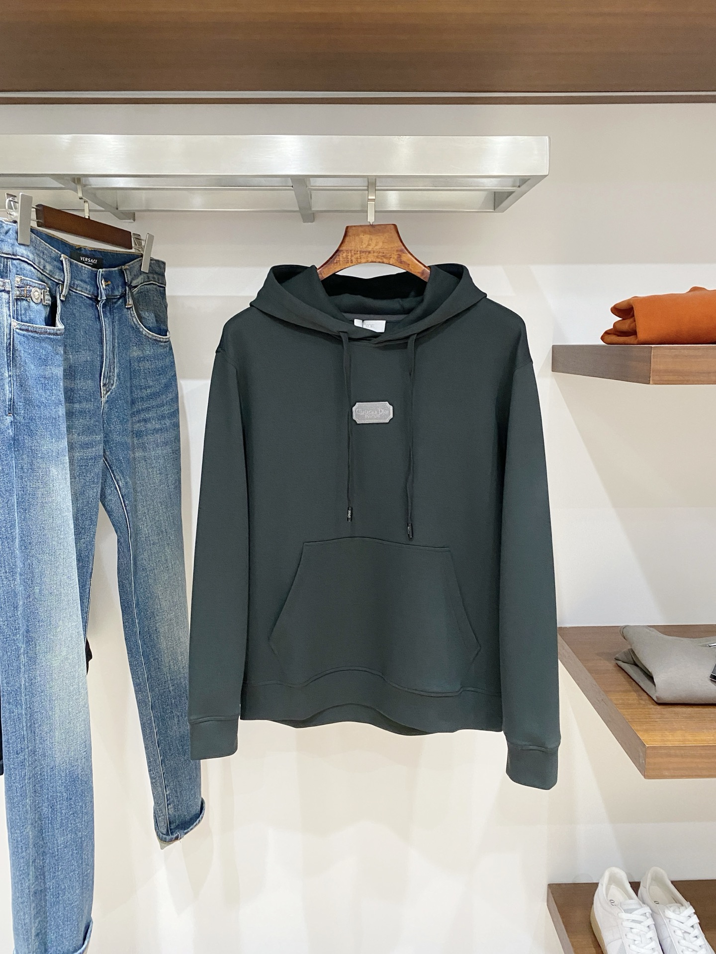 NO:684785,Dior, 2025 new sweatshirt, handsome and fashionable, with exquisite embroidered letter logo on the chest, simple and versatile. The fabric cotton is not only crisp and maintains the trendy silhouette, but also comfortable to wear, and the yarn is more delicate. Size M-3XL. Buy now, dior, hoodie, sweatshirts,19860909迪奥、2025新品卫衣,帅气时尚,胸口精致刺绣字母logo,简约百搭款.面料棉 不仅挺括,保持潮流的廓形,又穿着舒适,纱织更细腻,码数M-3XL 立即抢购,,dior,hoodie,sweatshirts,,Men's clothing