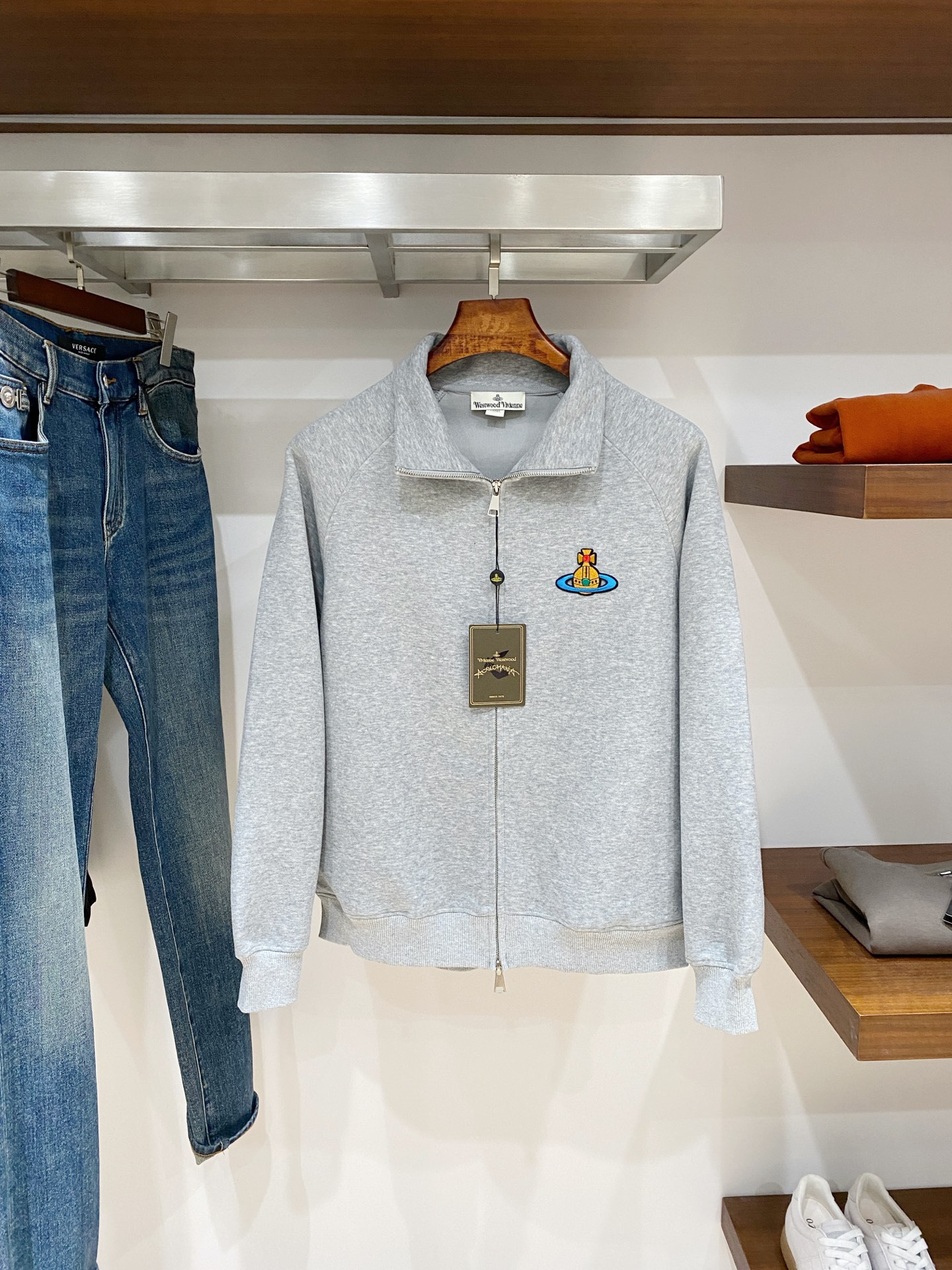 NO:684790,Vivian, 2025 new sweatshirt jacket, handsome and fashionable, embroidered logo pattern on the chest, simple and versatile. The fabric cotton is not only crisp and maintains the trendy silhouette, but also comfortable to wear, and the yarn is more delicate. Size S-2XL. Buy now, hoodie, sweatshirts, jackets & coats,19860909薇薇安、2025新品卫衣外套,帅气时尚,胸前刺绣装饰图案logo,简约百搭款.面料棉 不仅挺括,保持潮流的廓形,又穿着舒适,纱织更细腻,码数S-2XL 立即抢购,,hoodie,sweatshirts,jackets & coats,,Men's clothing