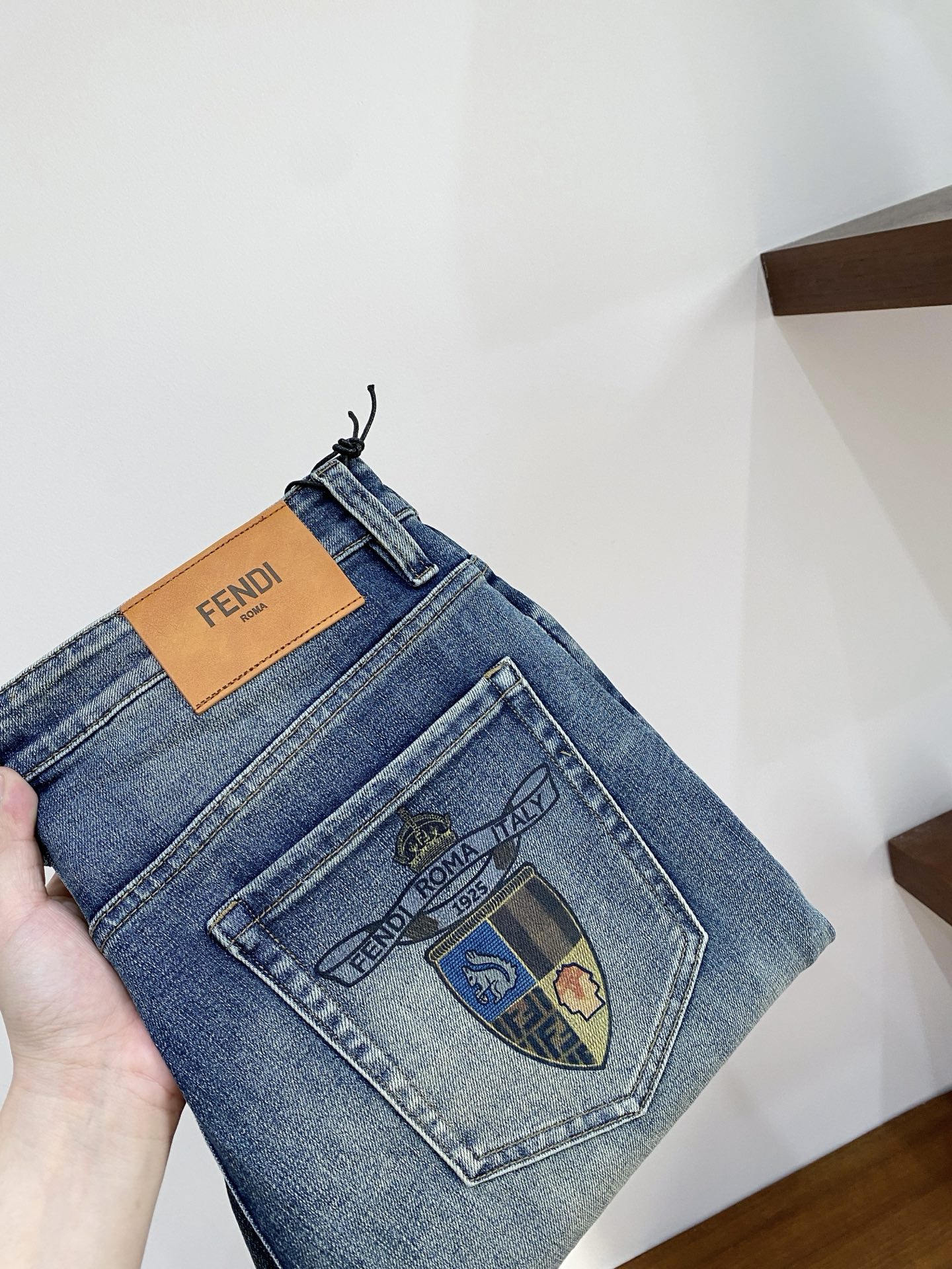 NO:684782,Fendi, 2025 latest products, available at counters at the same time, original goods, washed casual jeans, imported original washed stretch fabrics, comfortable and elastic, original hardware accessories decorated with logo, super correct version, extremely high grade, counter quality, fashionable upper body, size 29-40, buy now, fendi,jeans,19860909芬迪、2025最新品,专柜同步有售,原单狠货,水洗休闲牛仔裤,进口原版水洗弹力面料,舒适有弹性,原版五金辅料装饰logo,版型超正,档次极高,专柜品质,上身时尚有型,码数29-40 立即抢购,,fendi,jeans,,Men's clothing