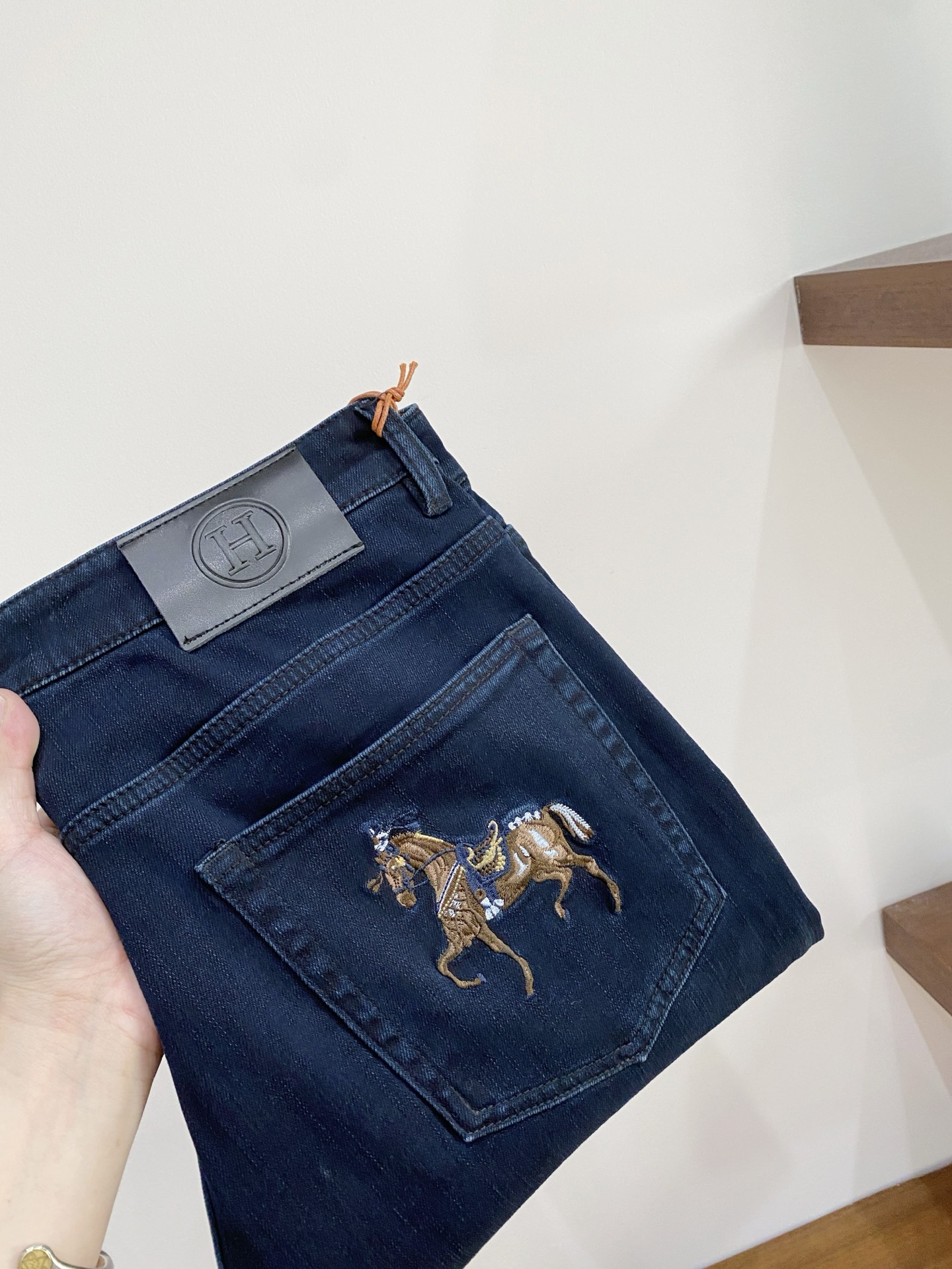 NO:684796,Hermes, 2025 latest products, available at counters simultaneously, original goods, washed casual jeans, imported original washed stretch fabrics, comfortable and elastic, original hardware accessories decorated with logo, super correct shape, extremely high grade, counter quality, fashionable upper body, size 29-38, buy now, hermes,jeans,19860909爱马仕、 2025最新品,专柜同步有售,原单狠货,水洗休闲牛仔裤,进口原版水洗弹力面料,舒适有弹性,原版五金辅料装饰logo,版型超正,档次极高,专柜品质,上身时尚有型,码数29-38 立即抢购,,hermes,jeans,,Men's clothing