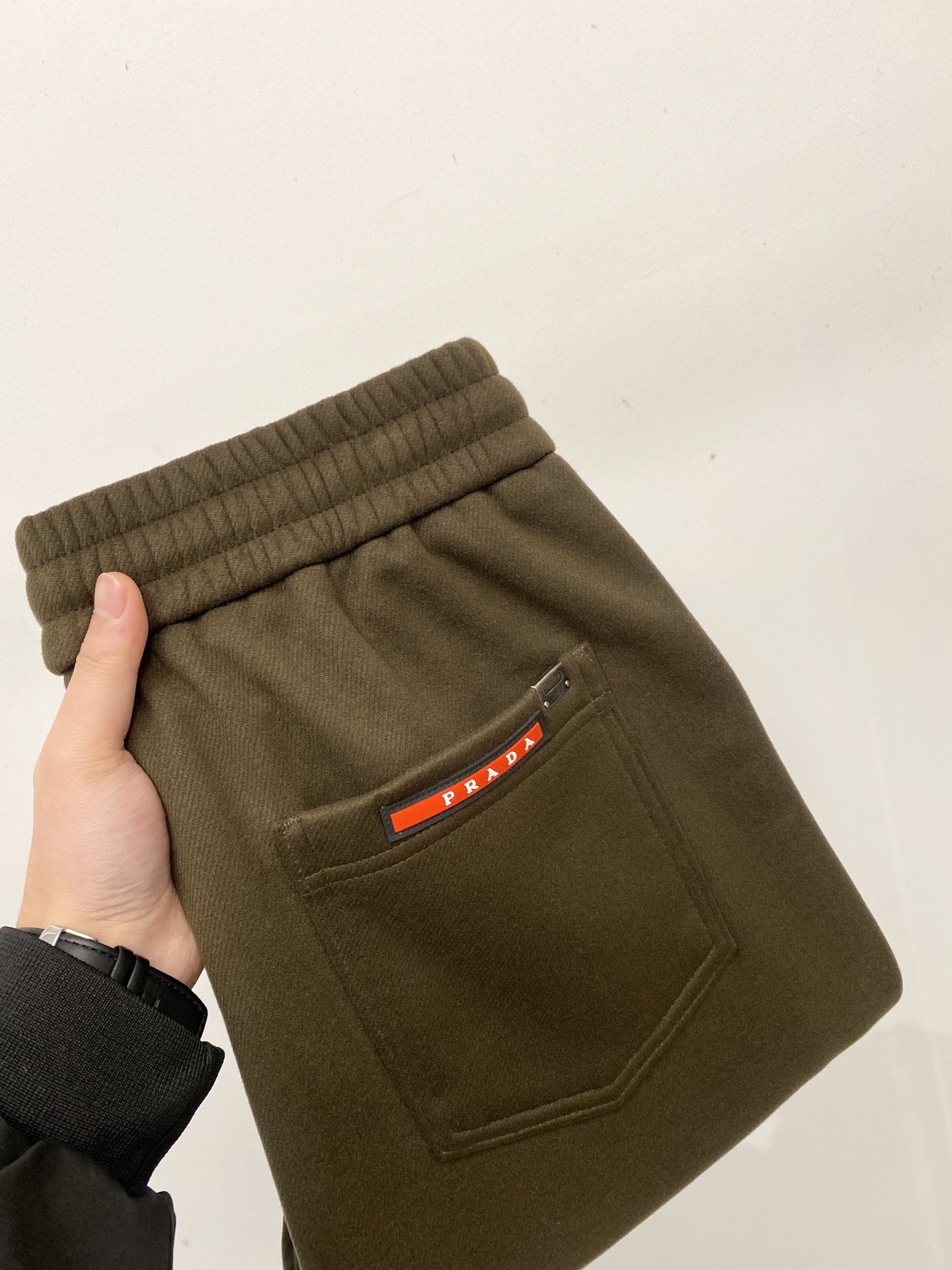 NO:691241,Prada, 2025 popular casual pants, high elasticity, slimming, simple and versatile, popular style, fine workmanship, every stitch can be seen attentiveness, favorite of many celebrities and Internet celebrities, elongating body proportions!  Slightly elastic ^_^Comfortable fabric Details body size 29-38,,prada,19860909普拉达、2025爆款休闲裤 高弹显瘦必爆简约百搭爆款,做工精细,每一针都看得到用心,超多明星网红最爱 拉长身材比例哦！微弹 ^_^舒适面料 细节体码数29-38,,prada,,Men's clothing