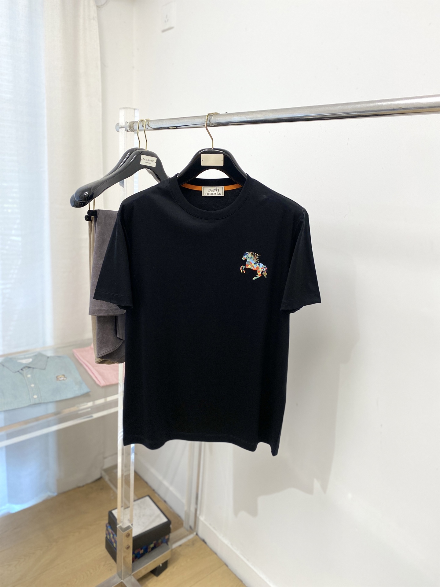 NO:691232,Hermes, 2025 new short-sleeved T-shirt, handsome and fashionable, simple and versatile. Exquisite embroidered logo on the chest. The fabric is cotton. It is not only crisp and maintains the trendy silhouette, but also comfortable to wear. The yarn is more delicate. Size M-3XL, hermes, T-shirt, tees, t-shirt,19860909爱马仕、2025新品短袖T恤,帅气时尚,简约百搭款.胸前精致刺绣图案logo,面料棉 不仅挺括,保持潮流的廓形,又穿着舒适,纱织更细腻,码数M-3XL,,hermes,T-shirt,tees，t-shirt,,Men's clothing