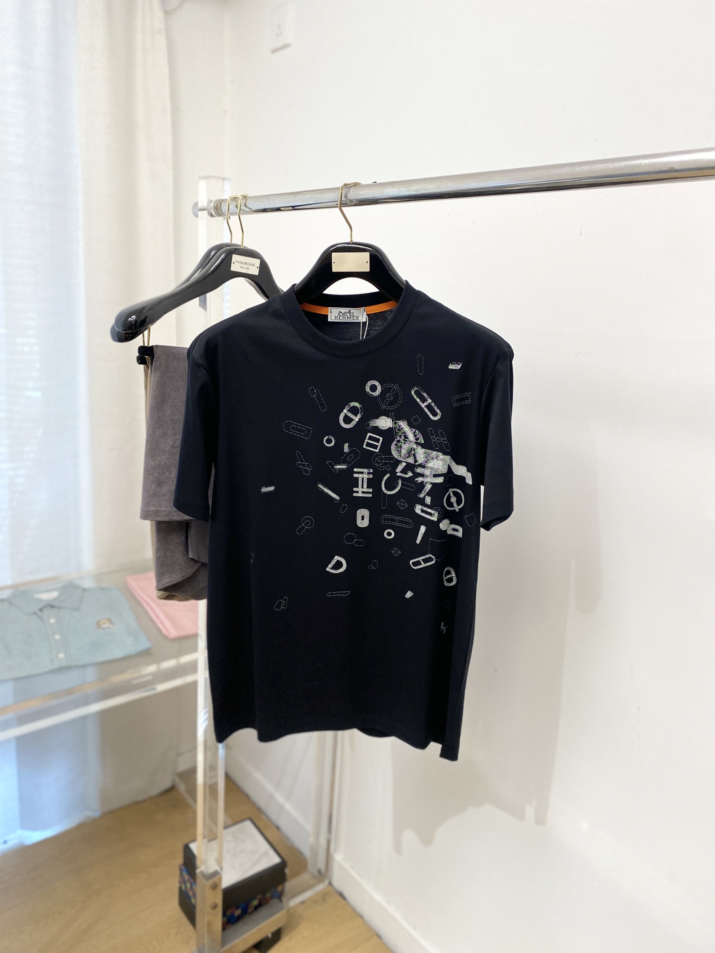 NO:691228,Hermes, 2025 new short-sleeved T-shirt, handsome and fashionable, simple and versatile. Top-notch digital positioning printed logo, fabric cotton is not only crisp and maintains the trendy silhouette, but also comfortable to wear, the yarn is more delicate, size M-3XL,, hermes, T-shirt, tees, t-shirt,19860909爱马仕、2025新品短袖T恤,帅气时尚,简约百搭款.顶级数码定位印花图案logo,面料棉 不仅挺括,保持潮流的廓形,又穿着舒适,纱织更细腻,码数M-3XL,,hermes,T-shirt,tees，t-shirt,,Men's clothing