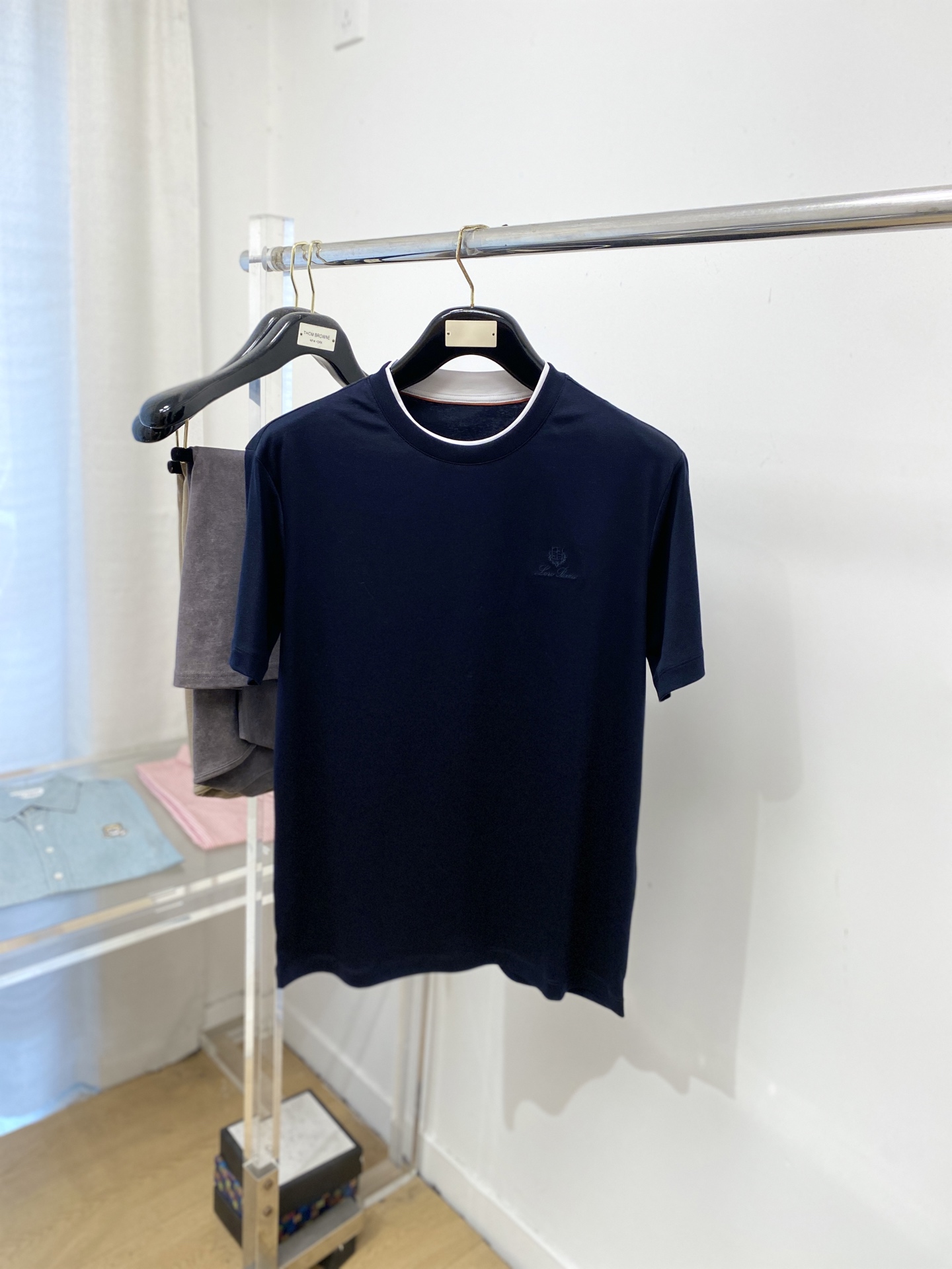 NO:691255,LP, 2025 new short-sleeved T-shirt, handsome and fashionable, simple and versatile. Exquisitely embroidered letter logo on the chest. The fabric is cotton. It is not only crisp and maintains the trendy silhouette, but also comfortable to wear. The yarn is more delicate. Size M-3XL, loro piana, T-shirt, tees, t-shirt,19860909LP、2025新品短袖T恤,帅气时尚,简约百搭款.胸前精致刺绣图案字母logo,面料棉 不仅挺括,保持潮流的廓形,又穿着舒适,纱织更细腻,码数M-3XL,,loro piana,T-shirt,tees，t-shirt,,Men's clothing