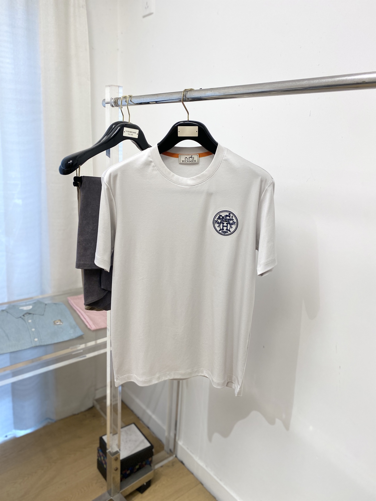 NO:691252,Hermes, 2025 new short-sleeved T-shirt, handsome and fashionable, simple and versatile. Exquisitely embroidered letter logo on the chest. The fabric is cotton. It is not only crisp and maintains the trendy silhouette, but also comfortable to wear. The yarn is more delicate. Size M-3XL, hermes, T-shirt, tees, t-shirt,19860909爱马仕、2025新品短袖T恤,帅气时尚,简约百搭款.胸前精致刺绣图案字母logo,面料棉 不仅挺括,保持潮流的廓形,又穿着舒适,纱织更细腻,码数M-3XL,,hermes,T-shirt,tees，t-shirt,,Men's clothing