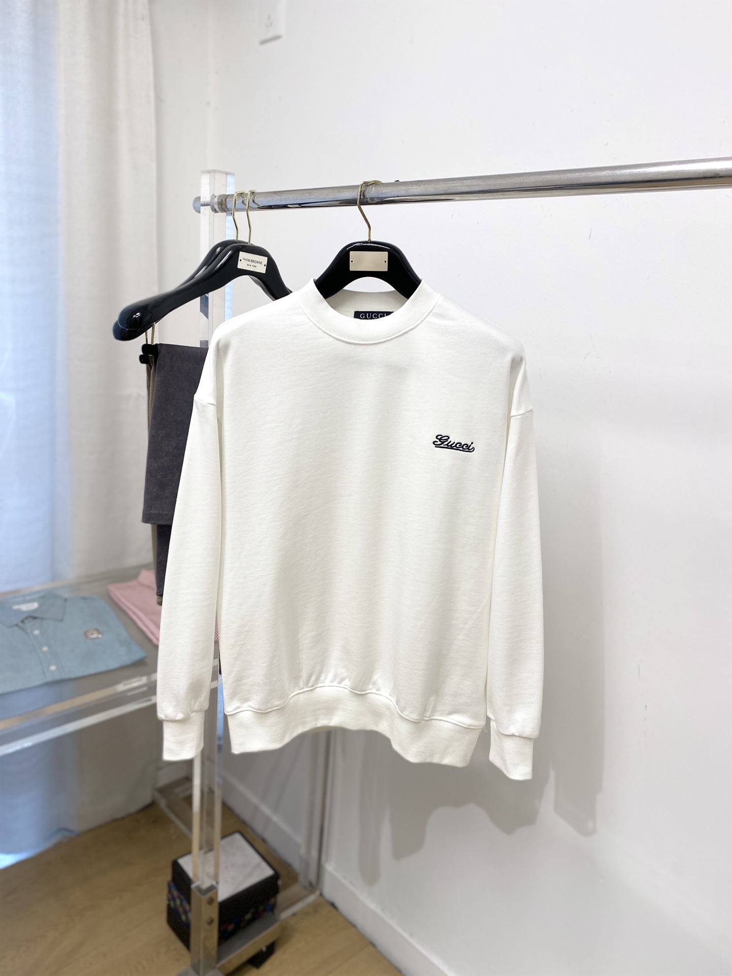 NO:685982,Gucci, 2025 new sweatshirt, fashionable and handsome, simple and versatile, exquisite embroidered letter logo on the chest, customized original fabric, not only crisp and trendy silhouette, but also comfortable to wear, the yarn is more delicate, size M-3XL,, hoodie, sweatshirts,19860909古奇、2025新品卫衣,时尚帅气,简约百搭款,胸前精致刺绣字母logo,定制原版面料,不仅挺括,保持潮流的廓形,又穿着舒适,纱织更细腻,码数M-3XL,,hoodie,sweatshirts,,Men's clothing