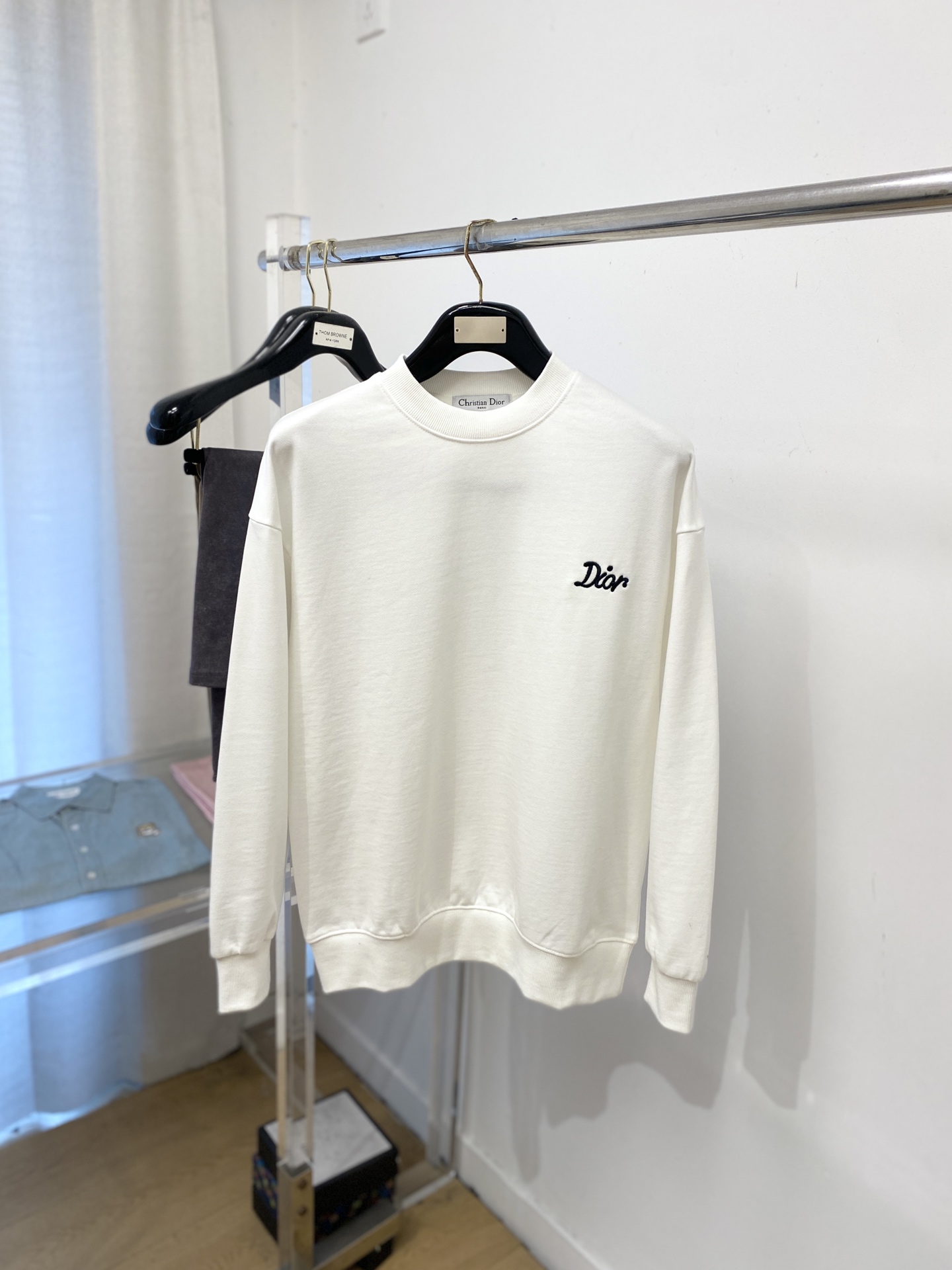 NO:685987,Dior, 2025 new sweatshirt, fashionable and handsome, simple and versatile, exquisite embroidered letter logo on the chest, customized original fabric, not only crisp and trendy silhouette, but also comfortable to wear, more delicate yarn weaving, size M-3XL,, dior, hoodie, sweatshirts,19860909迪奥、2025新品卫衣,时尚帅气,简约百搭款,胸前精致刺绣字母logo,定制原版面料,不仅挺括,保持潮流的廓形,又穿着舒适,纱织更细腻,码数M-3XL,,dior,hoodie,sweatshirts,,Men's clothing