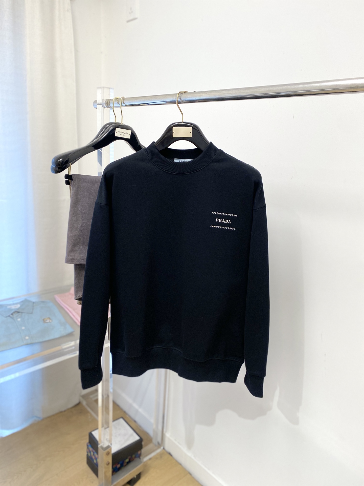 支持年后退换！ 普拉达、2025新品卫衣，时尚帅气，简约百搭款，胸前精致刺绣字母logo，定制原版面料，
