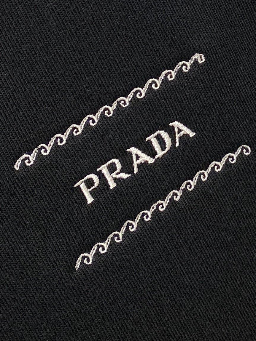 支持年后退换！ 普拉达、2025新品卫衣，时尚帅气，简约百搭款，胸前精致刺绣字母logo，定制原版面料，