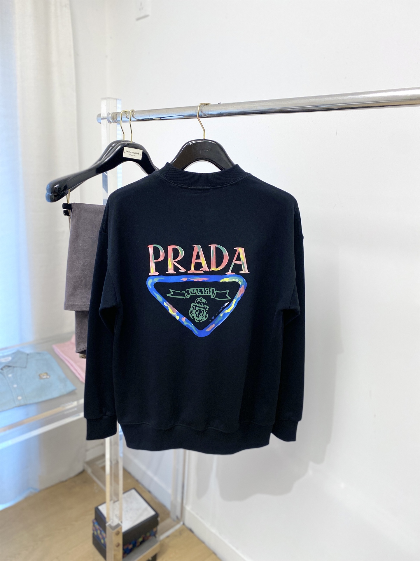 支持年后退换！ 普拉达、2025新品卫衣，时尚帅气，简约百搭款，胸前精致刺绣字母logo，定制原版面料，