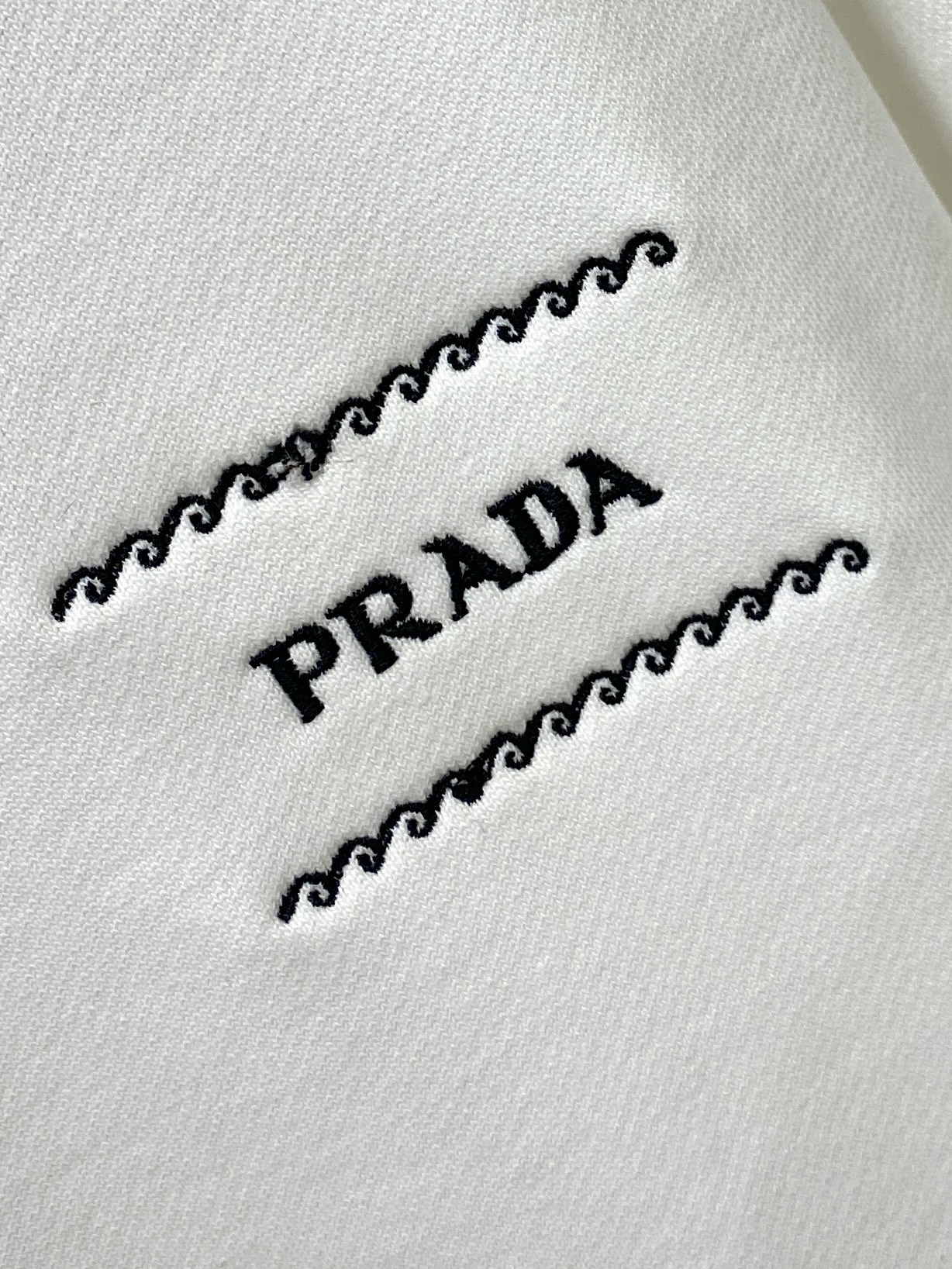 支持年后退换！ 普拉达、2025新品卫衣，时尚帅气，简约百搭款，胸前精致刺绣字母logo，定制原版面料，
