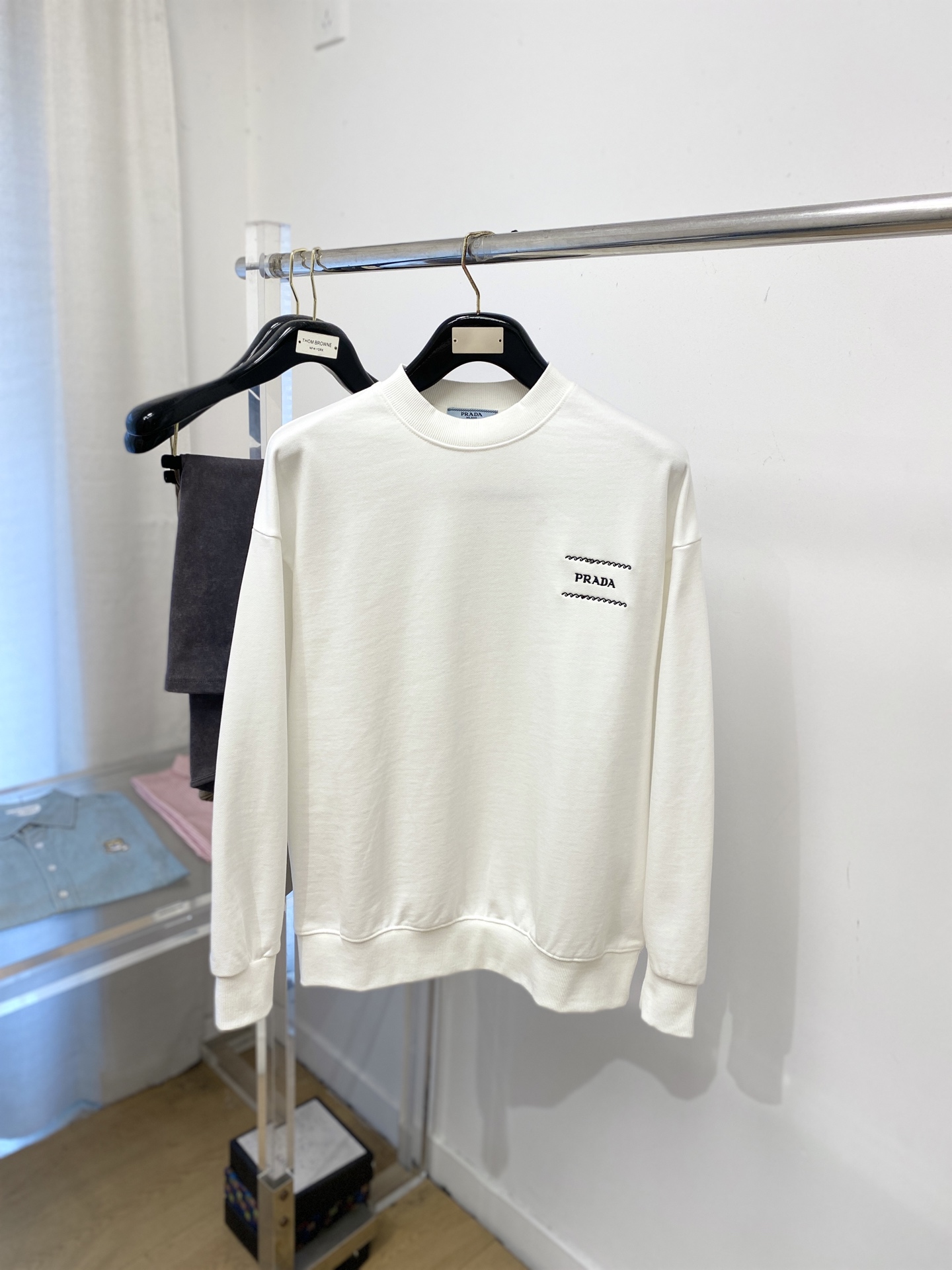 NO:685994,Prada, 2025 new sweatshirt, fashionable and handsome, simple and versatile, exquisite embroidered letter logo on the chest, customized original fabric, not only crisp and trendy silhouette, but also comfortable to wear, more delicate yarn weaving, size M-3XL,, prada, hoodie, sweatshirts,19860909普拉达、2025新品卫衣,时尚帅气,简约百搭款,胸前精致刺绣字母logo,定制原版面料,不仅挺括,保持潮流的廓形,又穿着舒适,纱织更细腻,码数M-3XL,,prada,hoodie,sweatshirts,,Men's clothing