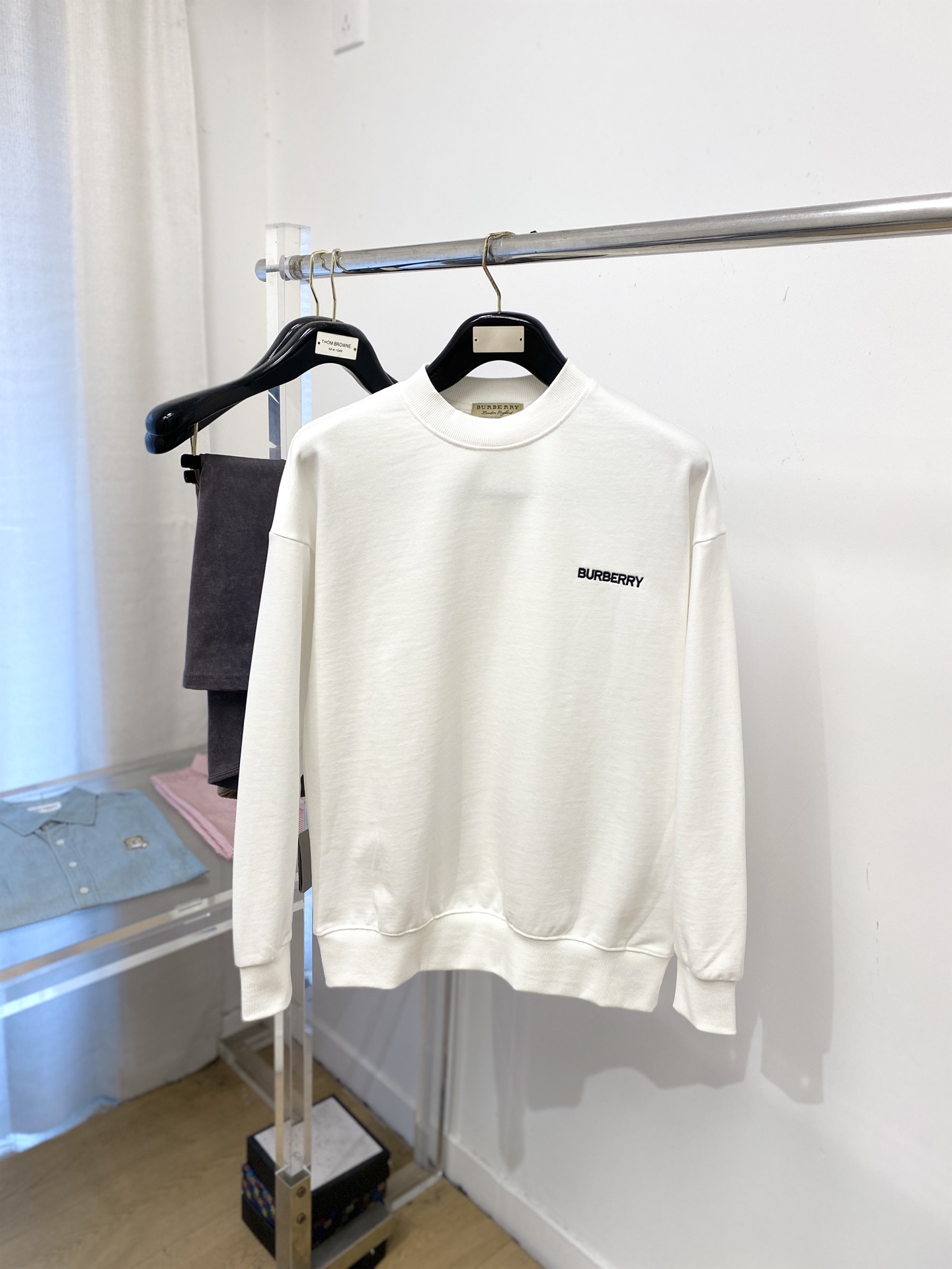 NO:685997,Burberry, 2025 new sweatshirt, fashionable and handsome, simple and versatile, exquisite embroidered letter logo on the chest, customized original fabric, not only crisp and trendy silhouette, but also comfortable to wear, more delicate yarn weaving, size M-3XL,, burberry, hoodie, sweatshirts,19860909巴宝莉、2025新品卫衣,时尚帅气,简约百搭款,胸前精致刺绣字母logo,定制原版面料,不仅挺括,保持潮流的廓形,又穿着舒适,纱织更细腻,码数M-3XL,,burberry,hoodie,sweatshirts,,Men's clothing