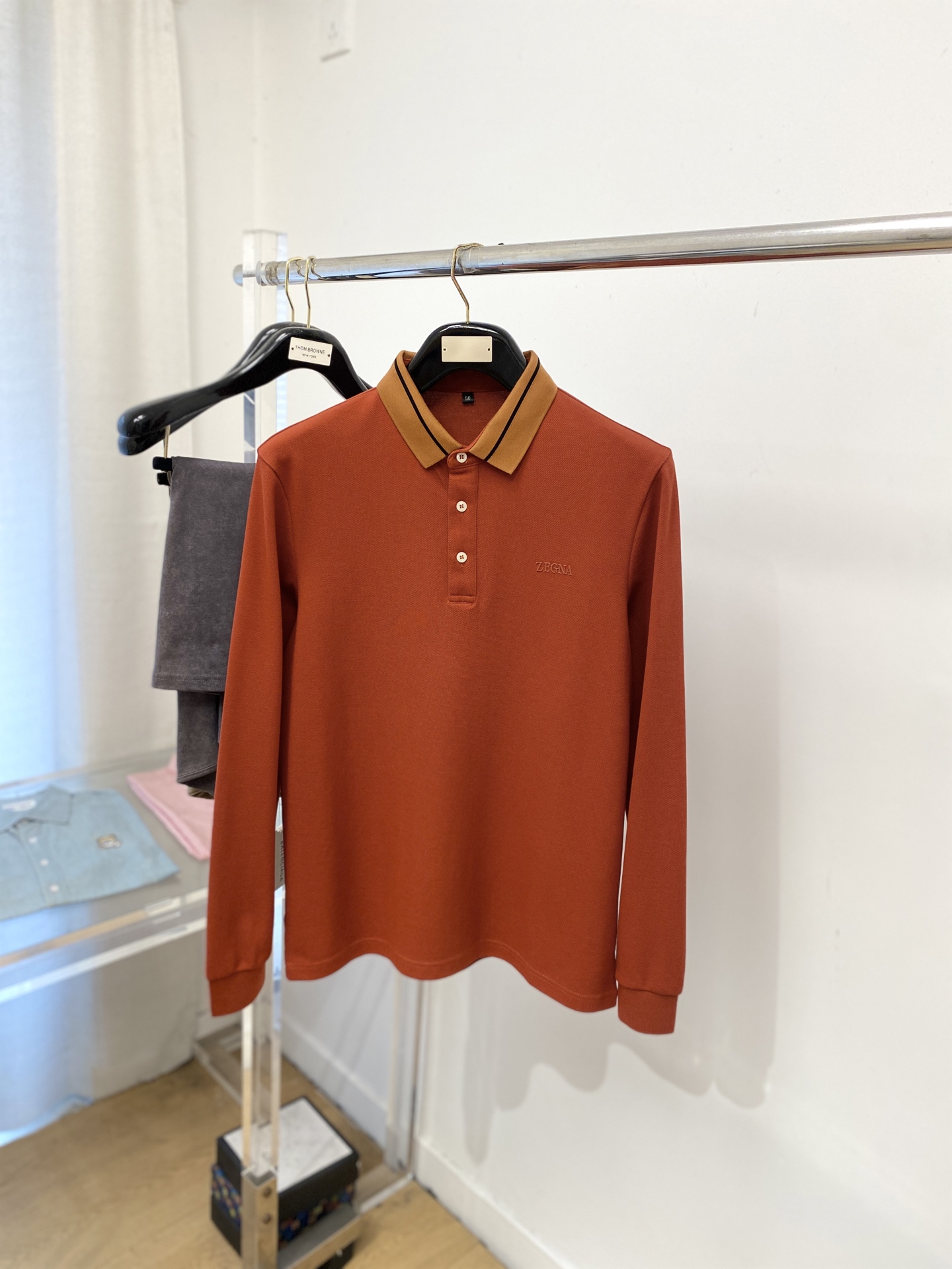 NO:686003,Zegna, 2025 new long-sleeved product, fashionable and handsome, simple and versatile, top-notch printed letter logo on the chest, customized original fabric, not only crisp and trendy silhouette, but also comfortable to wear, more delicate yarn weaving, size M-4XL,,zegna,19860909杰尼亚、2025新品长袖,时尚帅气,简约百搭款,胸前顶级印胶字母logo,定制原版面料,不仅挺括,保持潮流的廓形,又穿着舒适,纱织更细腻,码数M-4XL,,zegna,,Men's clothing