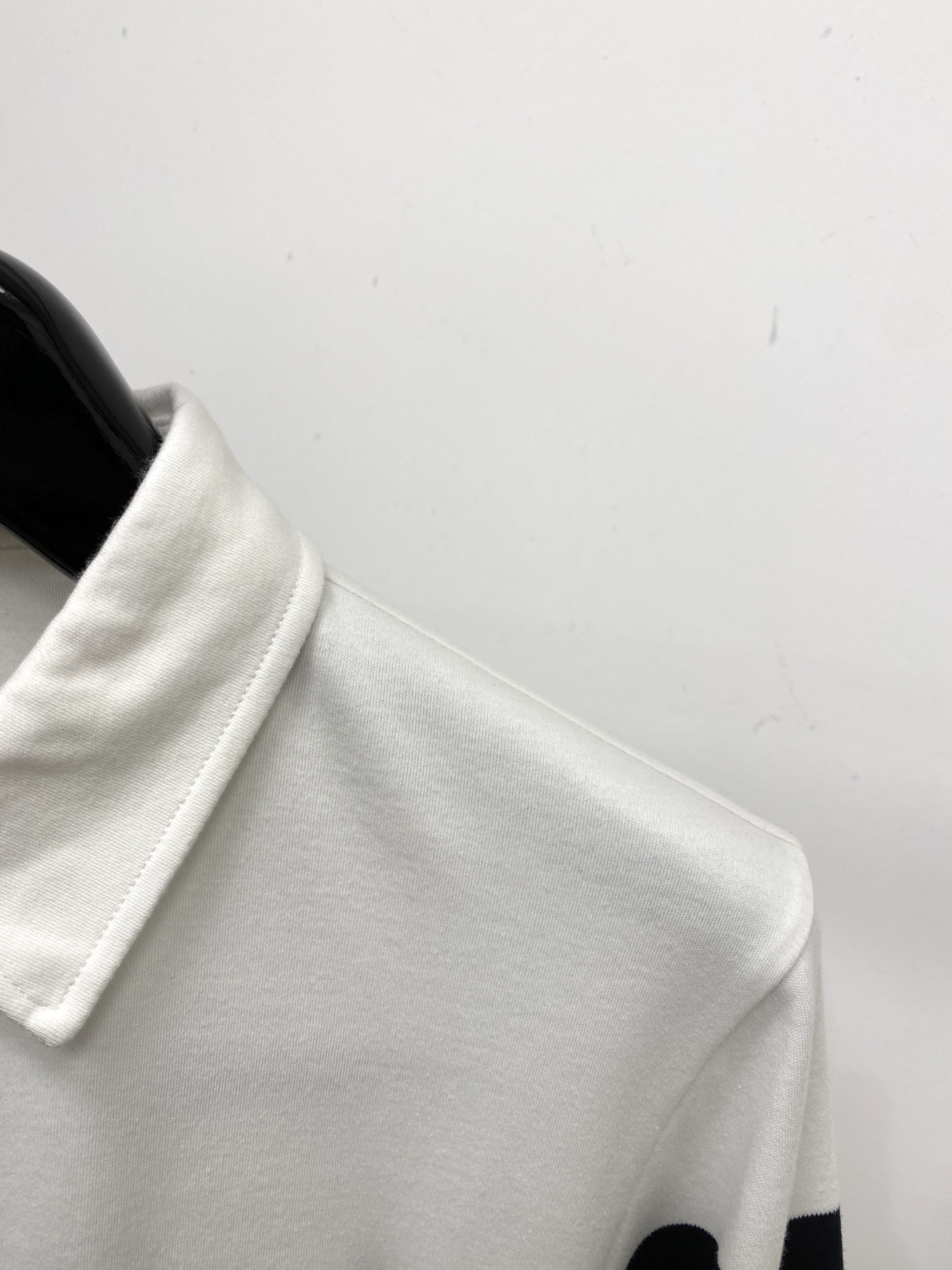 支持年后退换！ 普拉达、2025新品长袖，时尚帅气，简约百搭款，胸前五金装饰三角标logo，定制原版面料