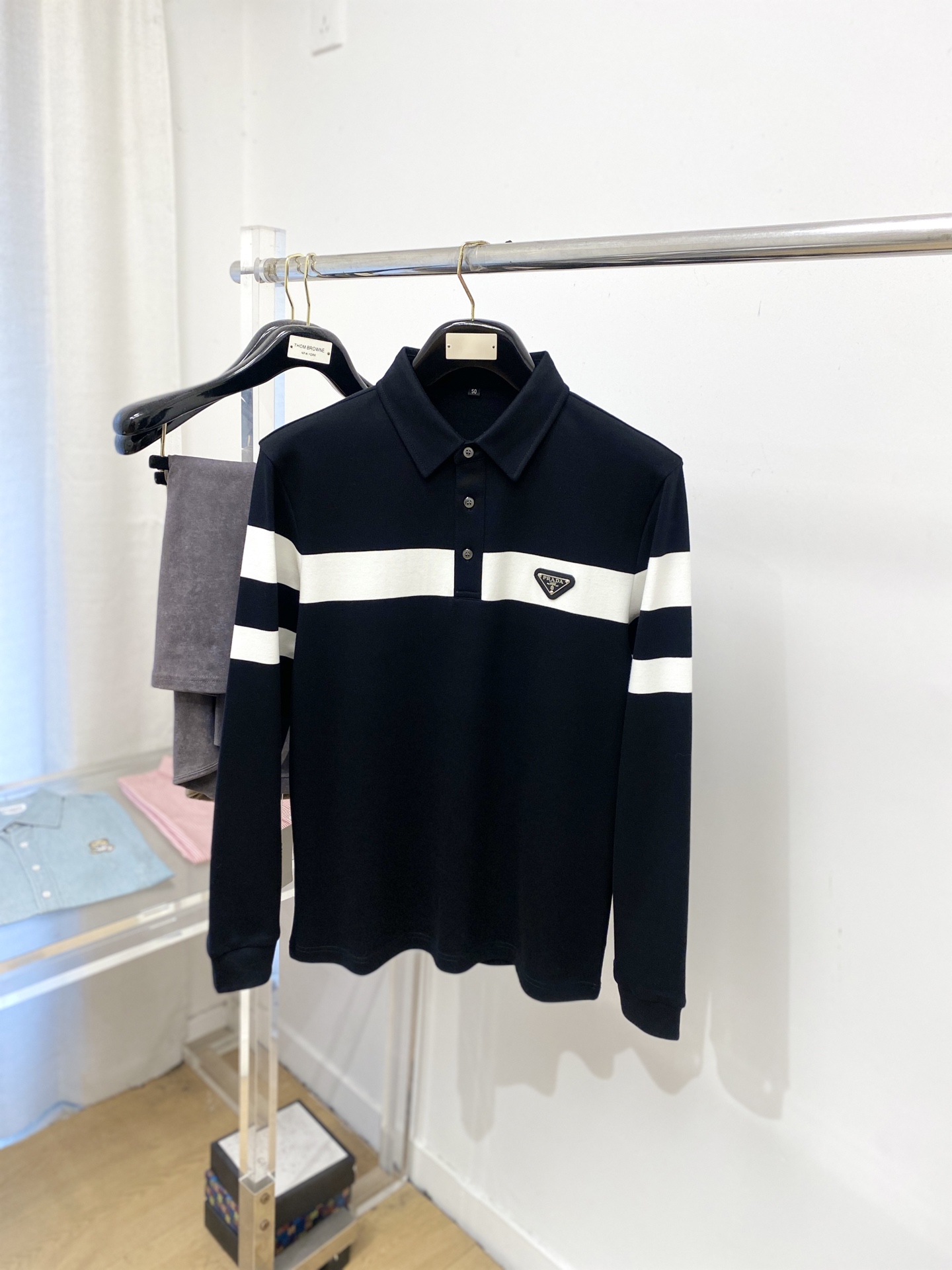 NO:686011,Prada, 2025 new long-sleeved product, fashionable and handsome, simple and versatile, hardware decorated with triangle logo on the chest, customized original fabric, not only crisp and trendy silhouette, but also comfortable to wear, more delicate yarn, size M-4XL,, prada,19860909普拉达、2025新品长袖,时尚帅气,简约百搭款,胸前五金装饰三角标logo,定制原版面料,不仅挺括,保持潮流的廓形,又穿着舒适,纱织更细腻,码数M-4XL,,prada,,Men's clothing