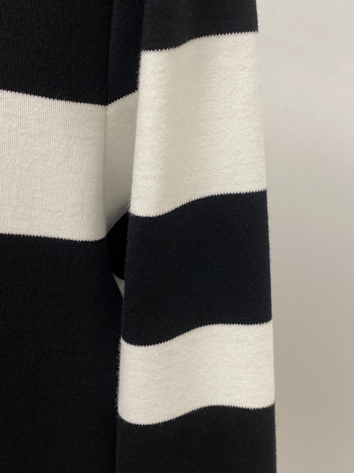 支持年后退换！ 普拉达、2025新品长袖，时尚帅气，简约百搭款，胸前五金装饰三角标logo，定制原版面料