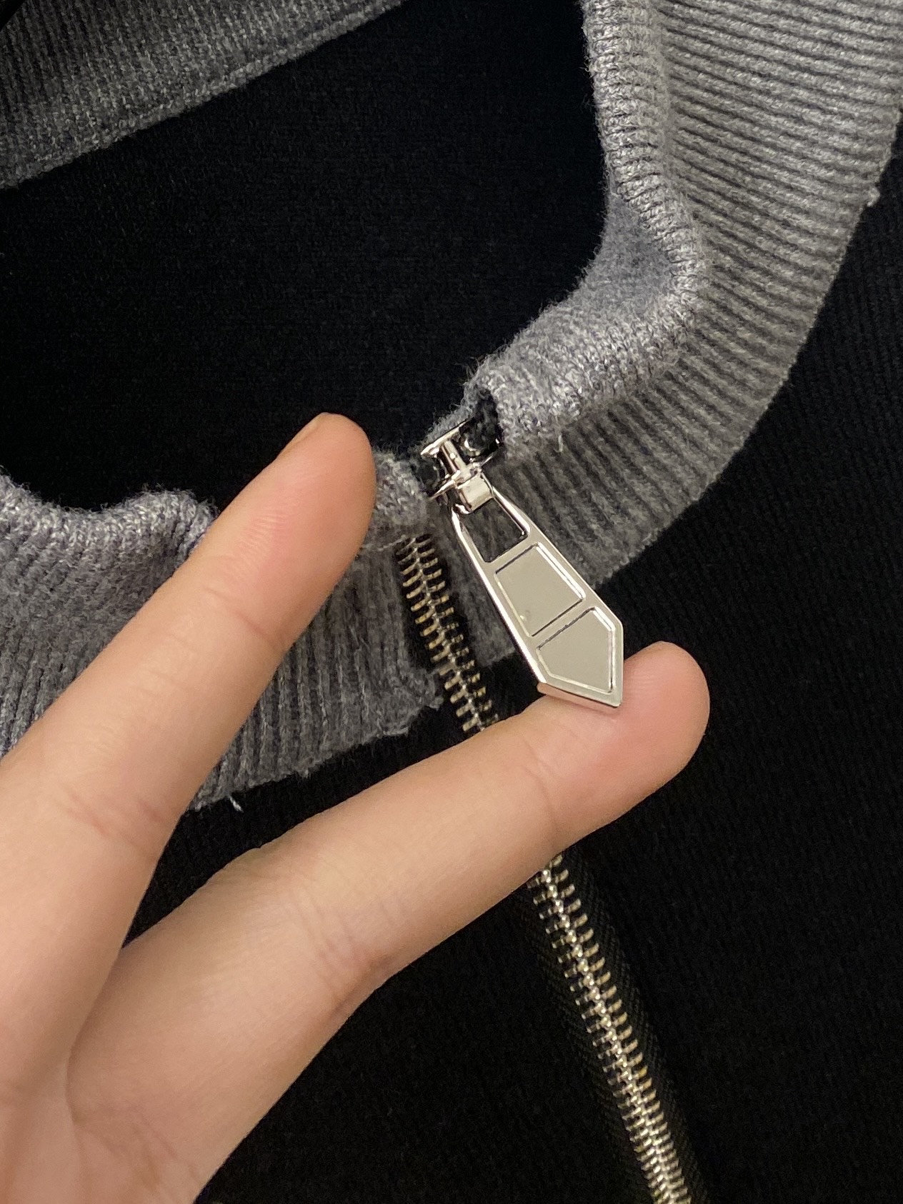 支持年后退换！ 路易威登、2025新品羊毛衣外套 具有手感细腻柔软，可直接与肌肤接触，让暖心的纱线变化出