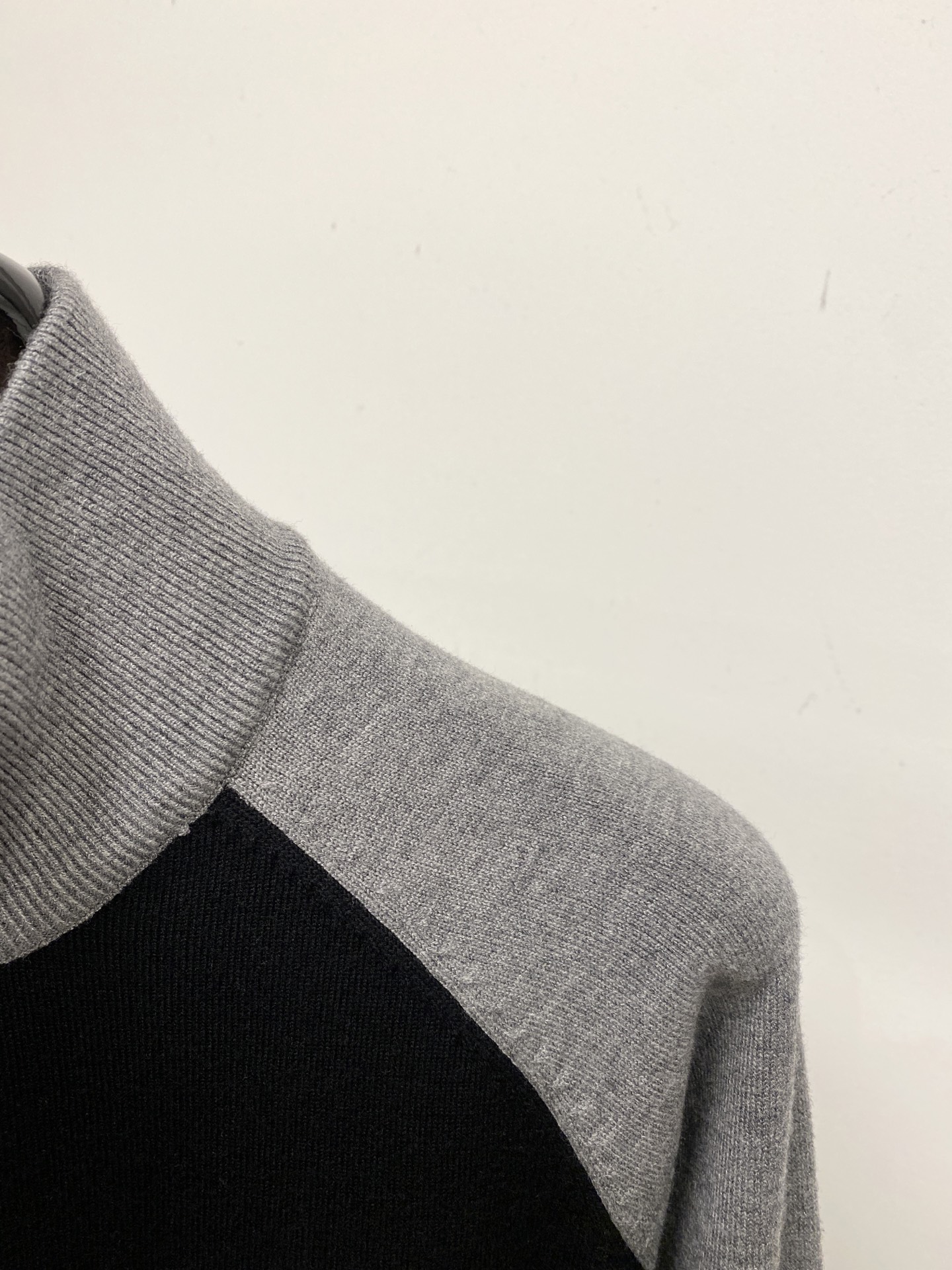 支持年后退换！ 路易威登、2025新品羊毛衣外套 具有手感细腻柔软，可直接与肌肤接触，让暖心的纱线变化出