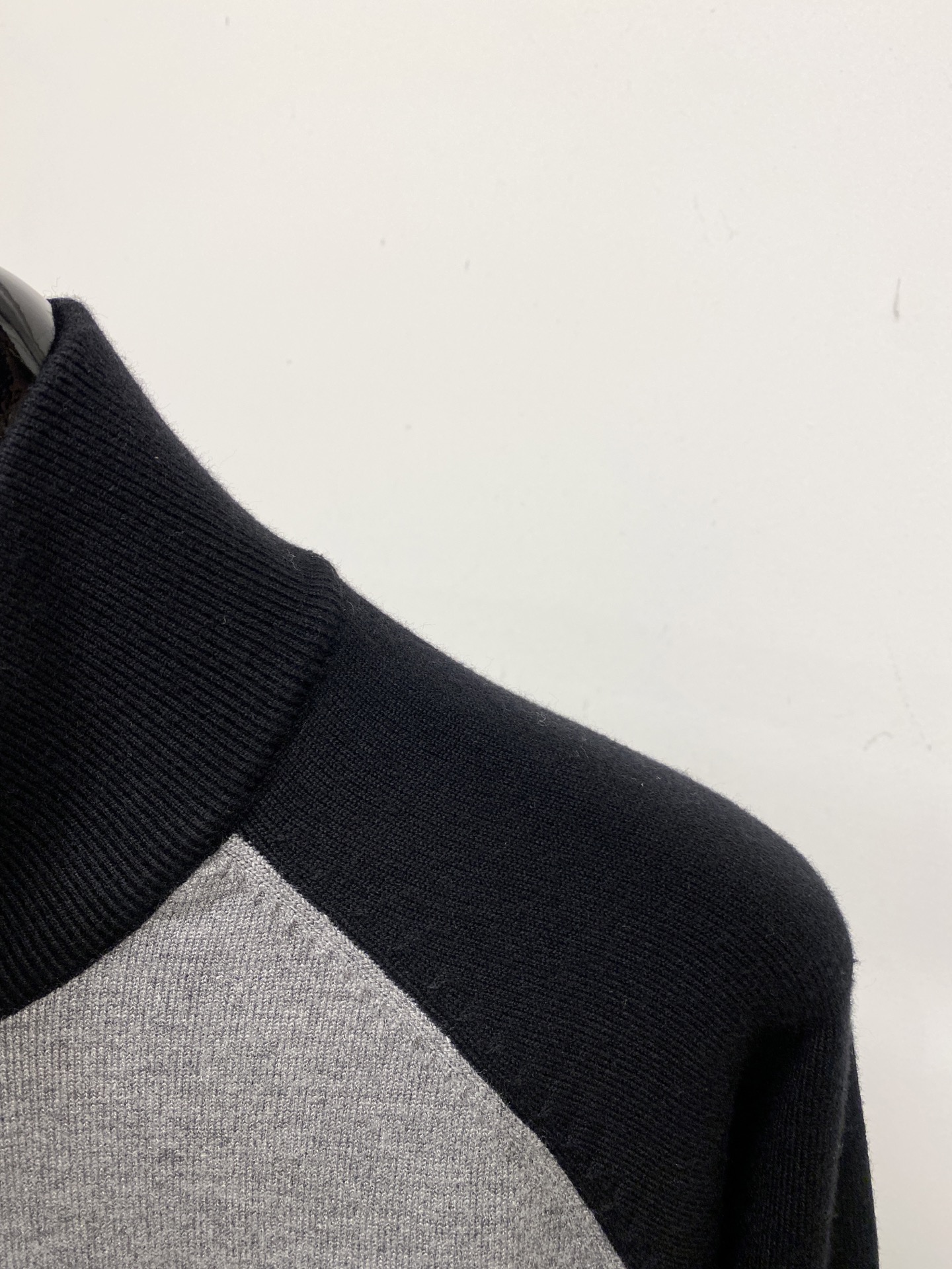 支持年后退换！ 路易威登、2025新品羊毛衣外套 具有手感细腻柔软，可直接与肌肤接触，让暖心的纱线变化出