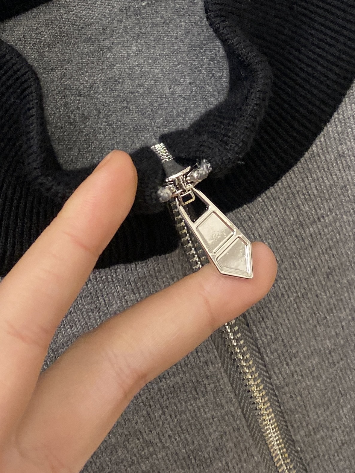 支持年后退换！ 路易威登、2025新品羊毛衣外套 具有手感细腻柔软，可直接与肌肤接触，让暖心的纱线变化出