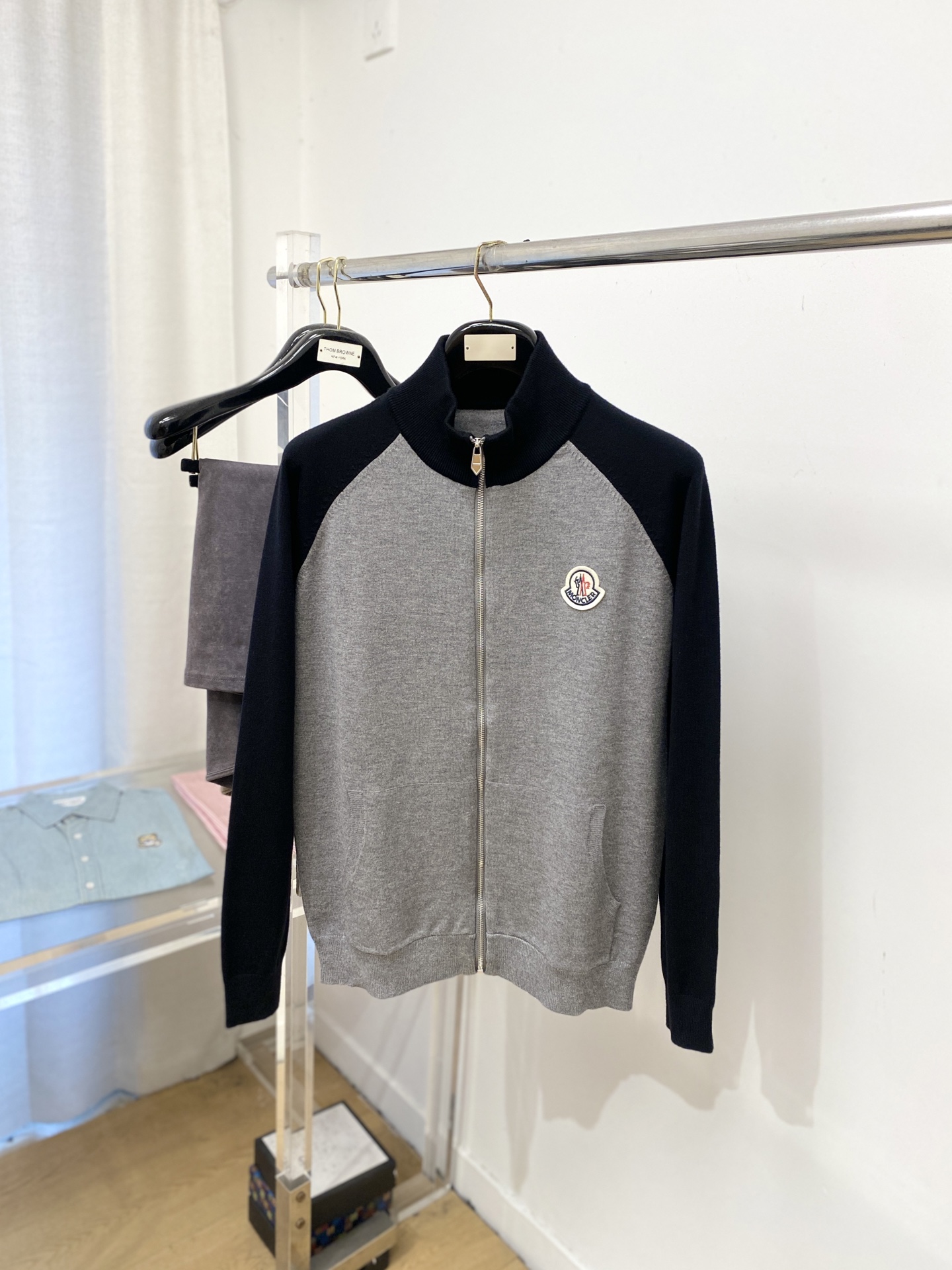 NO:686017,Meng Mouth, 2025 new wool sweater jacket has a delicate and soft feel, which can be directly contacted with the skin, allowing the warm yarn to change into a delicate texture. The top-notch craftsmanship is very distinctive and colorful, and the style is simple, elegant and exquisite. The three-dimensional tailoring design makes the entire sweater upper body full of youthful vitality and vitality. It is recommended to be a must-have for autumn and winter. Sizes M-3XL, Moncler, jackets & coats, sweaters,19860909蒙口、2025新品羊毛衣外套 具有手感细腻柔软,可直接与肌肤接触,让暖心的纱线变化出细腻的质感,顶级工艺极具特色出彩,款式简约大方精美 立体剪裁的版型设计,让整款毛衣上身尽显青春活力和朝气,推荐款秋冬季穿搭必备.尺码M-3XL,,Moncler,jackets & coats,sweaters,,Men's clothing