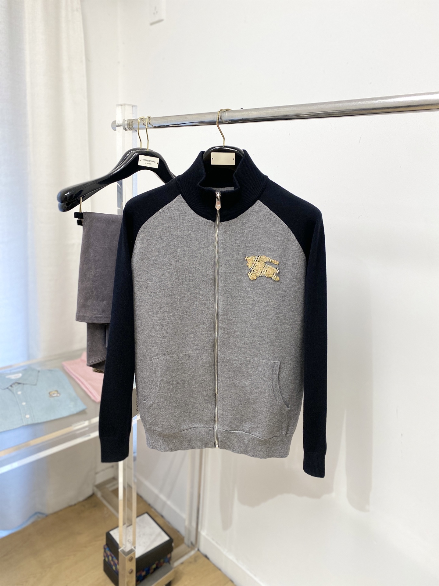 NO:686022,Burberry, 2025 new woolen sweater jacket has a delicate and soft feel, which can be directly contacted with the skin, allowing the warm yarn to change into a delicate texture. The top-notch craftsmanship is very distinctive and colorful, and the style is simple, elegant and exquisite. The three-dimensional tailoring design makes the entire sweater upper body full of youthful vitality and vitality. It is recommended to be a must-have for autumn and winter. Sizes M-3XL, burberry, jackets & coats, sweaters,19860909巴宝莉、2025新品羊毛衣外套 具有手感细腻柔软,可直接与肌肤接触,让暖心的纱线变化出细腻的质感,顶级工艺极具特色出彩,款式简约大方精美 立体剪裁的版型设计,让整款毛衣上身尽显青春活力和朝气,推荐款秋冬季穿搭必备.尺码M-3XL,,burberry,jackets & coats,sweaters,,Men's clothing