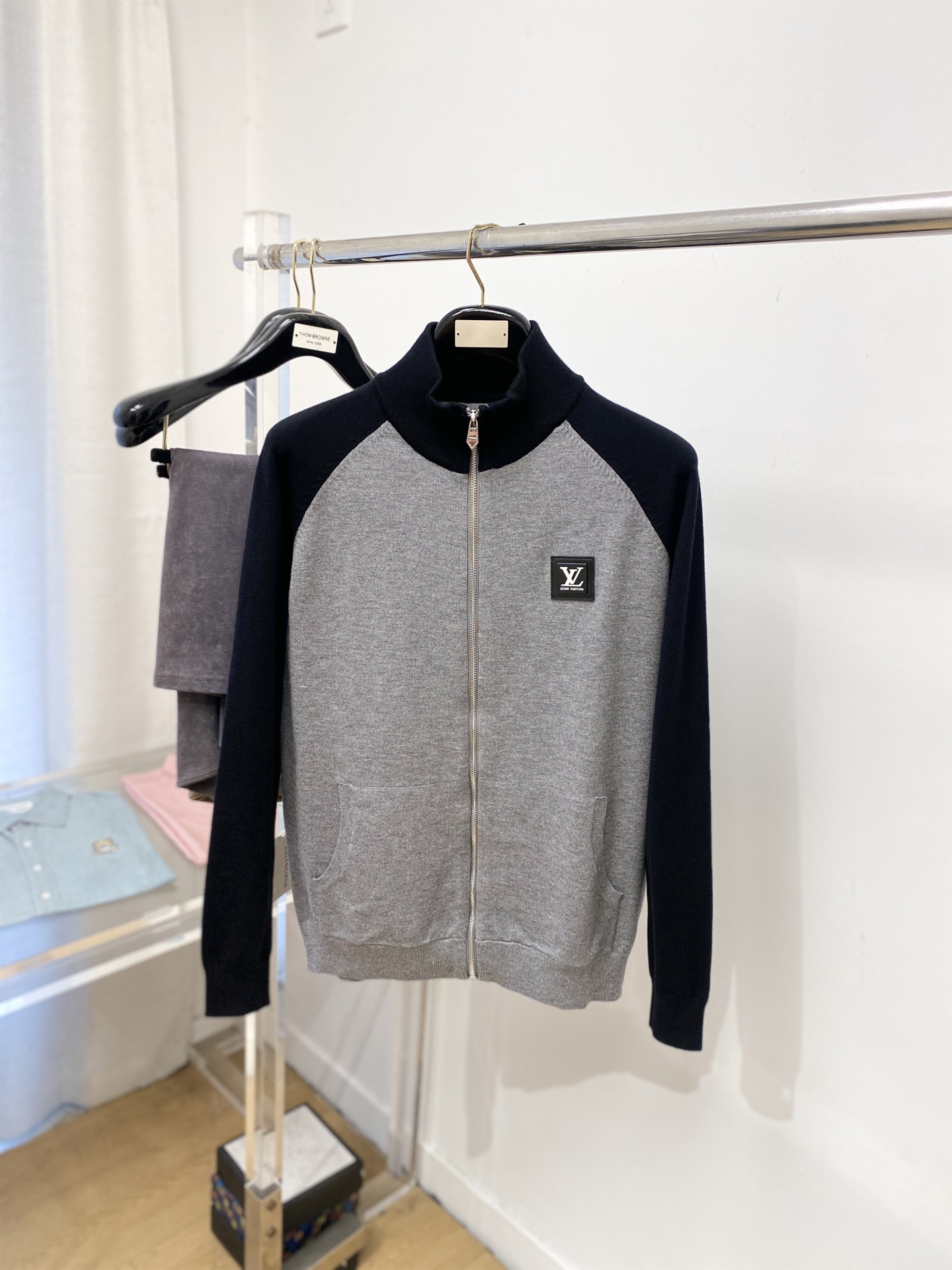 NO:686030,Louis Vuitton, 2025 new wool sweater jacket has a delicate and soft feel, which can be directly contacted with the skin, allowing the warm yarn to change into a delicate texture. The top-notch craftsmanship is very distinctive and colorful, and the style is simple, elegant and exquisite. The three-dimensional tailoring design makes the entire sweater upper body full of youthful vitality and vitality. It is recommended to be a must-have for autumn and winter. Sizes M-3XL, Louis Vuitton, jackets & coats, sweaters,19860909路易威登、2025新品羊毛衣外套 具有手感细腻柔软,可直接与肌肤接触,让暖心的纱线变化出细腻的质感,顶级工艺极具特色出彩,款式简约大方精美 立体剪裁的版型设计,让整款毛衣上身尽显青春活力和朝气,推荐款秋冬季穿搭必备.尺码M-3XL,,louis vuitton,jackets & coats,sweaters,,Men's clothing