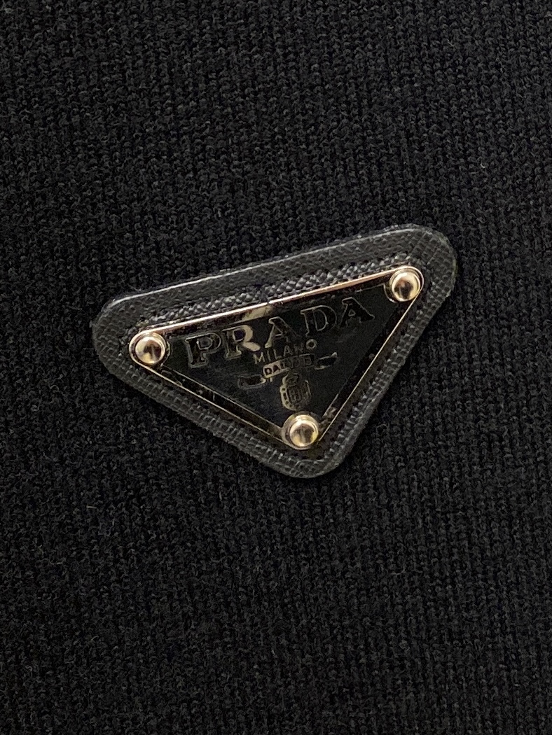支持年后退换！ 普拉达、2025新品羊毛衣外套 具有手感细腻柔软，可直接与肌肤接触，让暖心的纱线变化出细