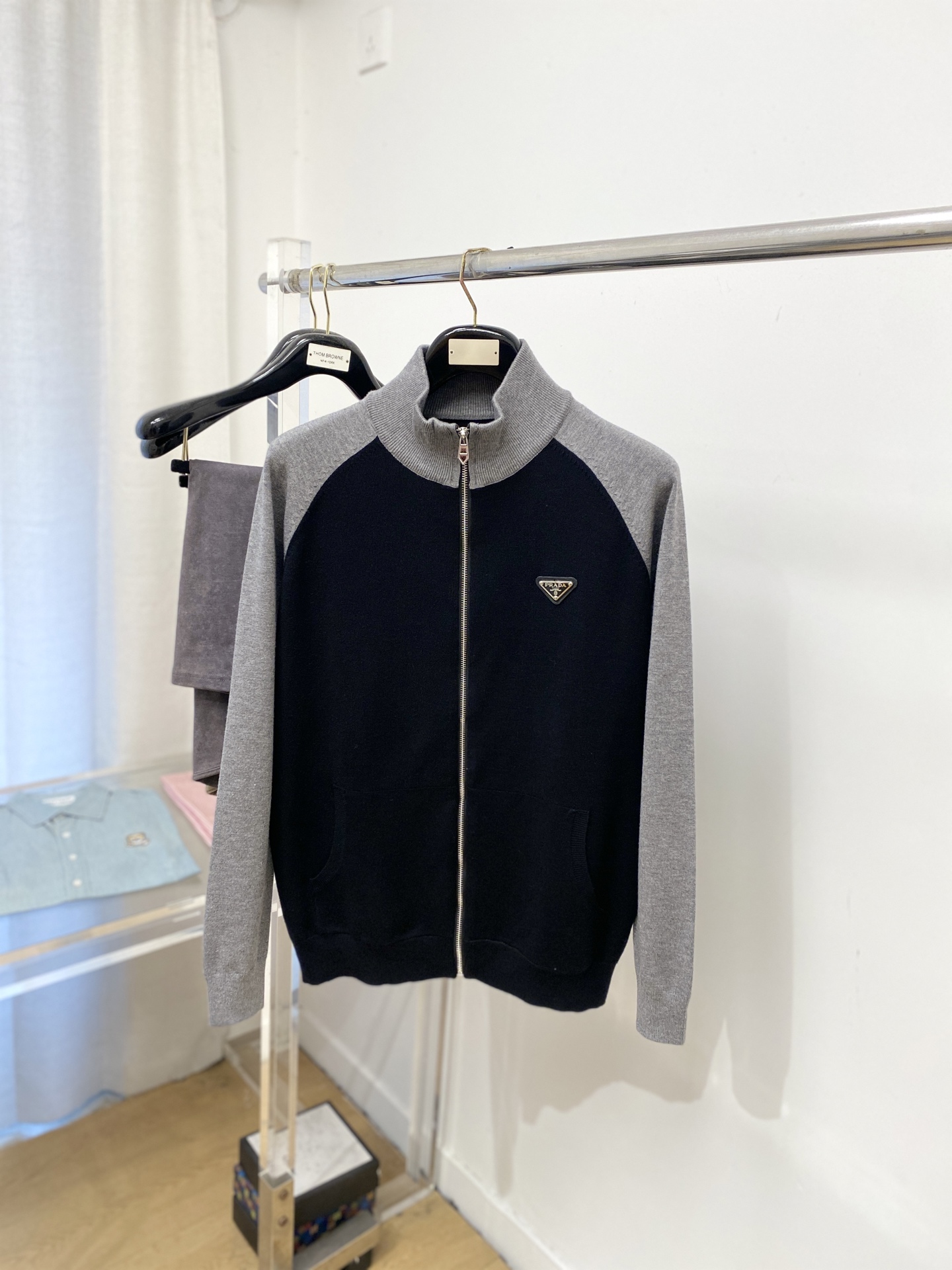 支持年后退换！ 普拉达、2025新品羊毛衣外套 具有手感细腻柔软，可直接与肌肤接触，让暖心的纱线变化出细